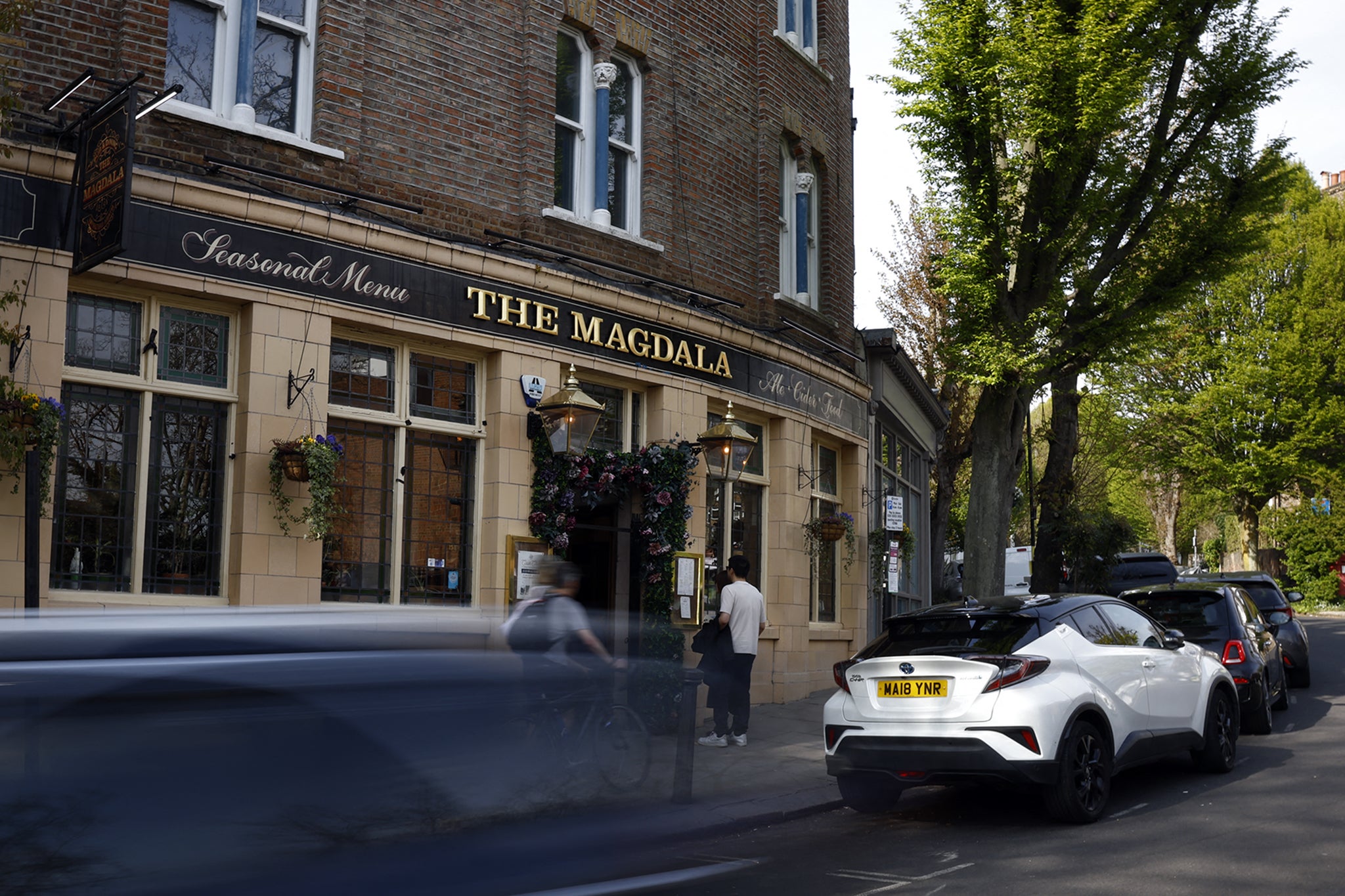 On 10 April 1955, he took a taxi to Hampstead and shot Blakely several times in the back, including as he lay on the ground outside the Magdala Tavern pub.