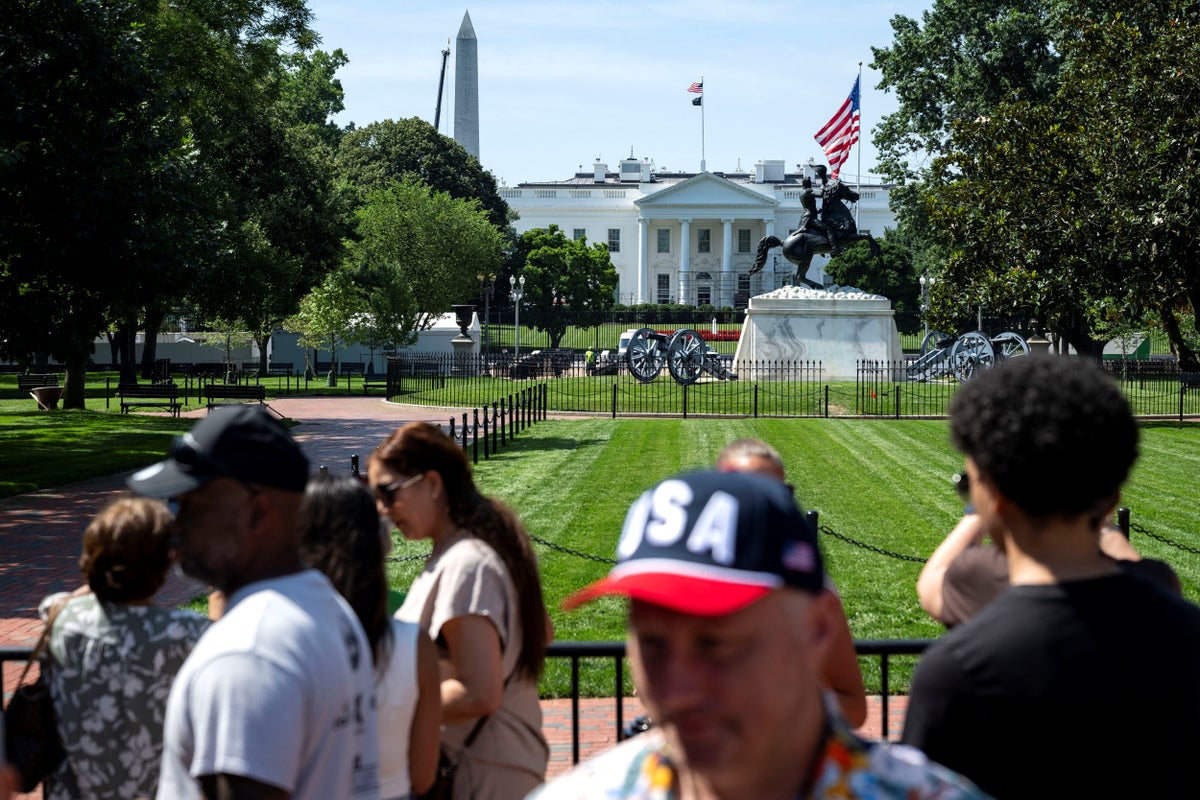 Trump agora quer instalar cercas perto da Casa Branca para ajudar a manter as multidões afastadas