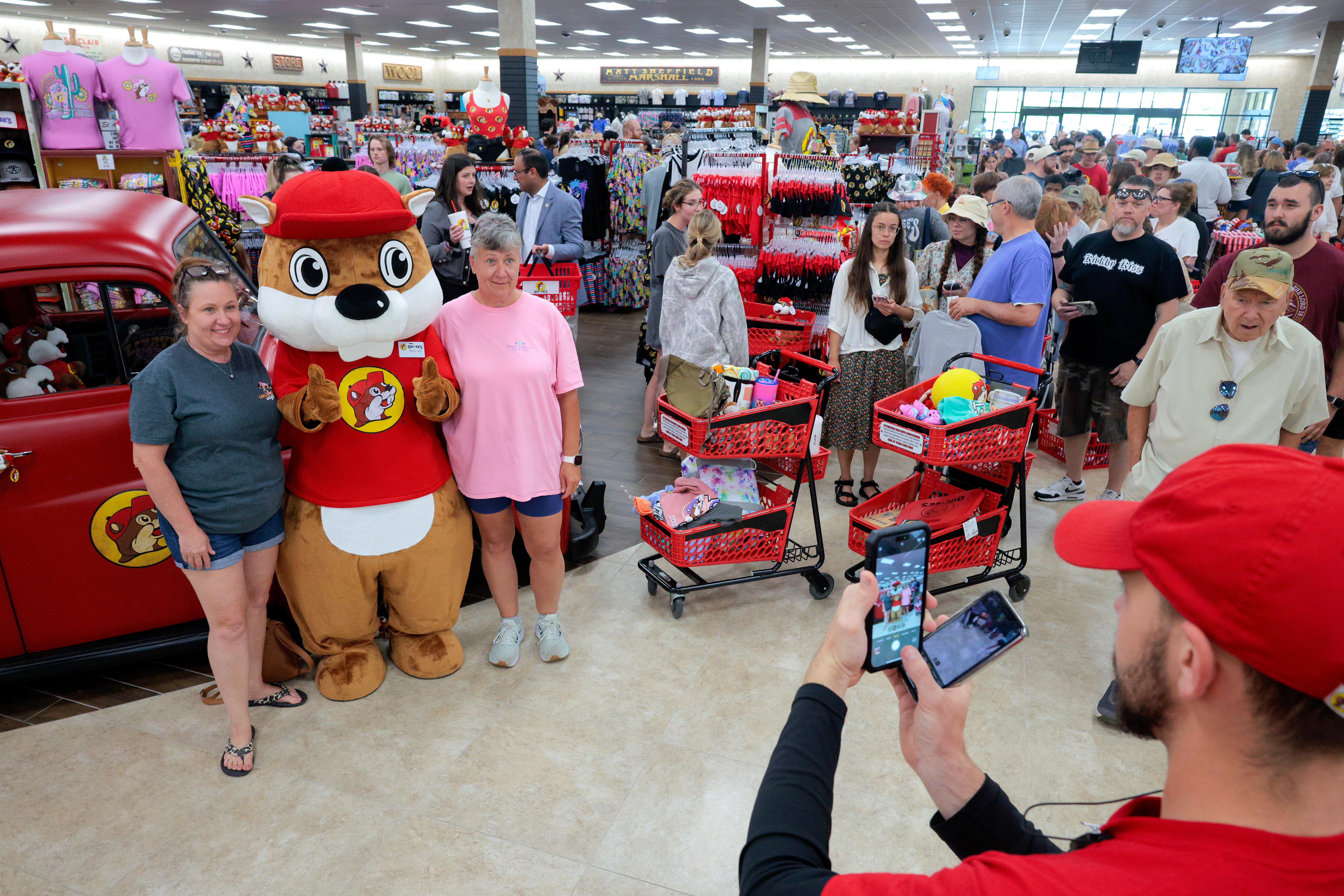 Popular convenience store Buc-ee's is stirring up online controversy because of how much it's willing to pay those without college degrees