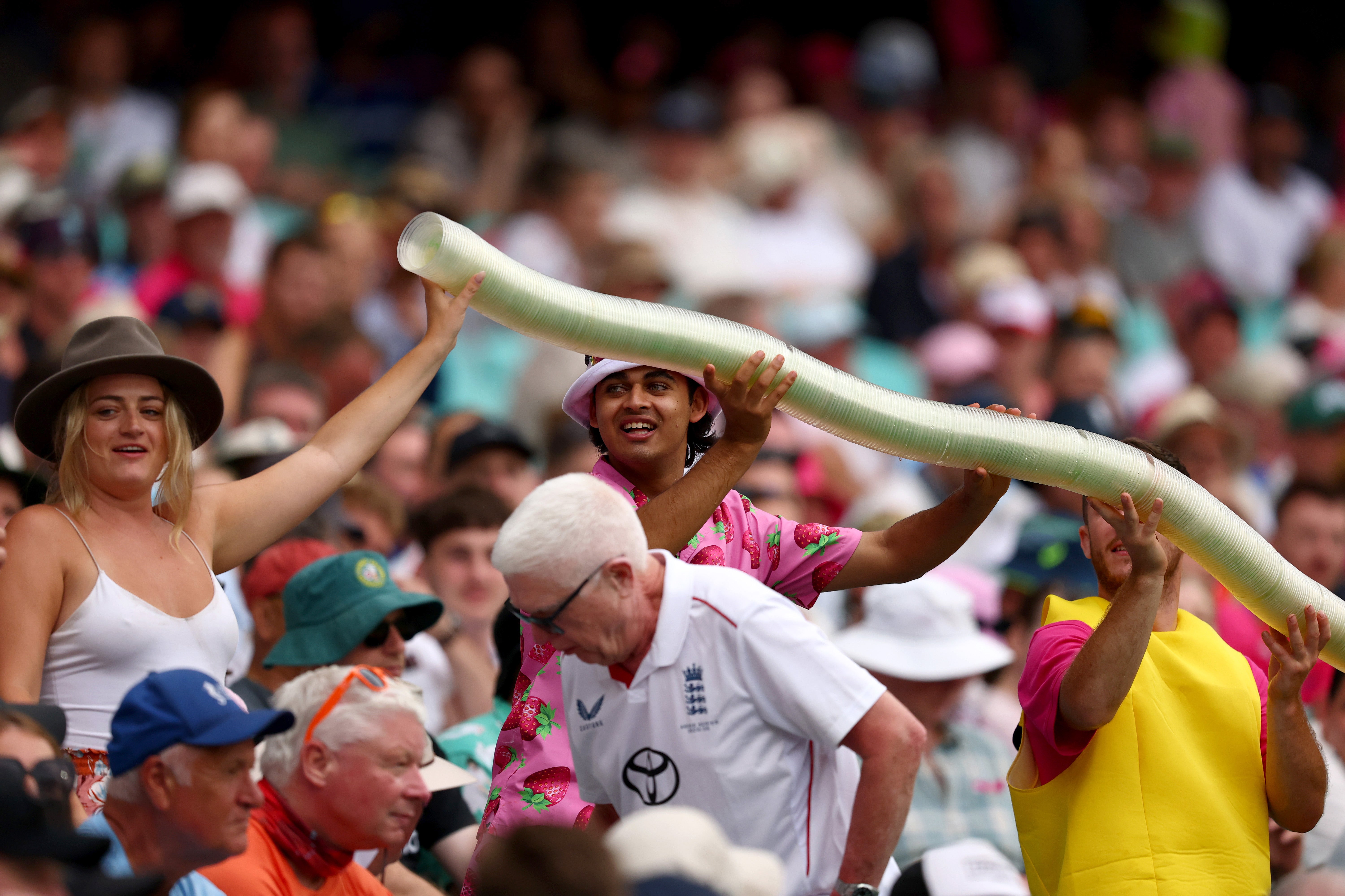 England fans make a beer snake using cups during the fifth Ashes Test in Sydney (Getty)