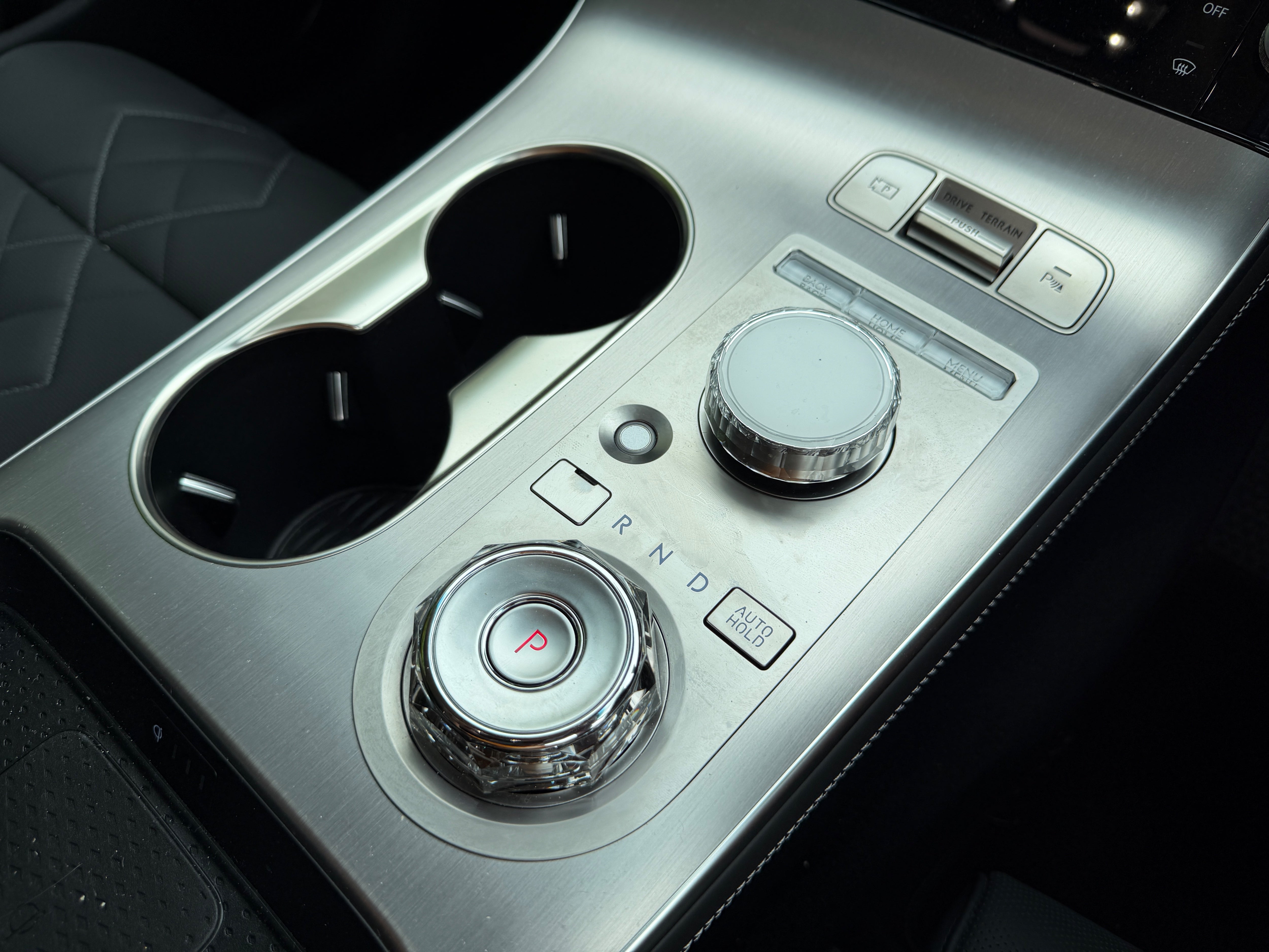 Two similarly-sized rotary controllers next to each other is a big usability no-no. (Steve Fowler)