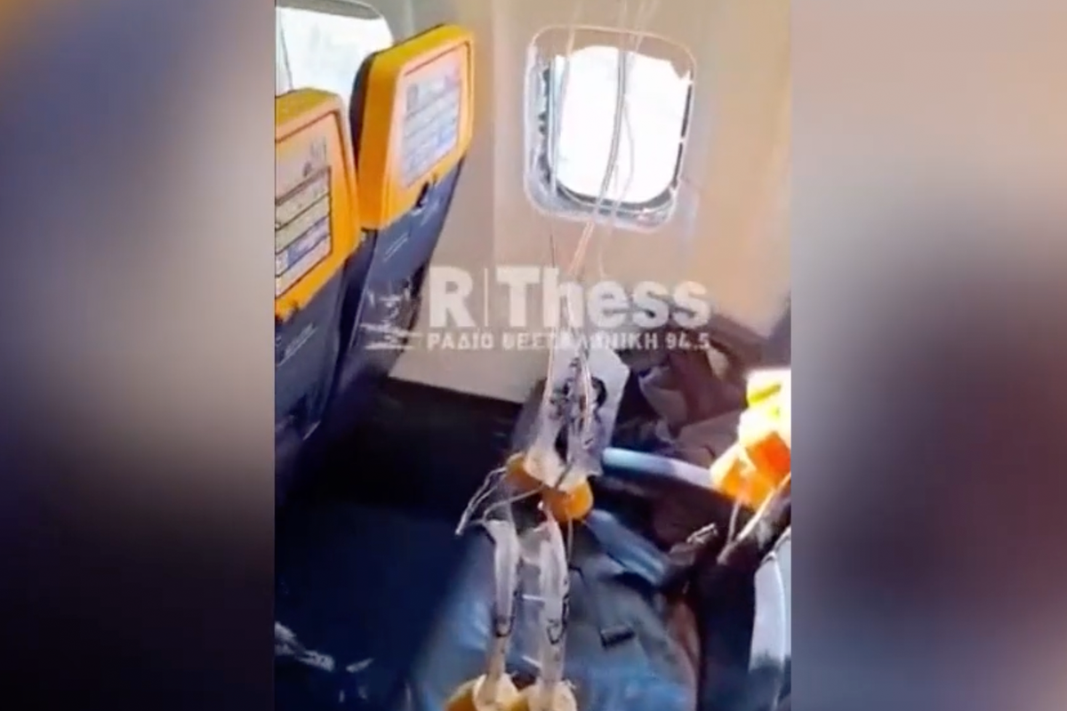 Ryanair uçağında neredeyse pencereden dışarı sürüklenen adam, eşi tarafından kurtarıldı