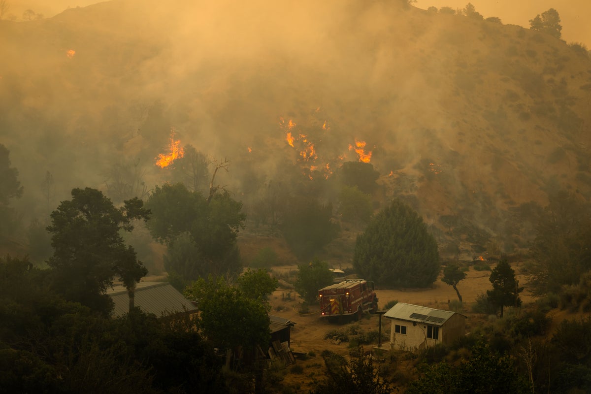 Los Angeles'ta hızla büyüyen orman yangını, yoğun sıcak hava dalgasının ortasında tahliyeleri zorluyor