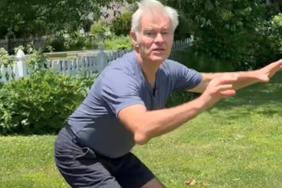 Dr Oz, tuhaf egzersiz videosu yayınlayan son MAHA savunucusu oldu: 'Tuvalet koltuğuna dokunun'
