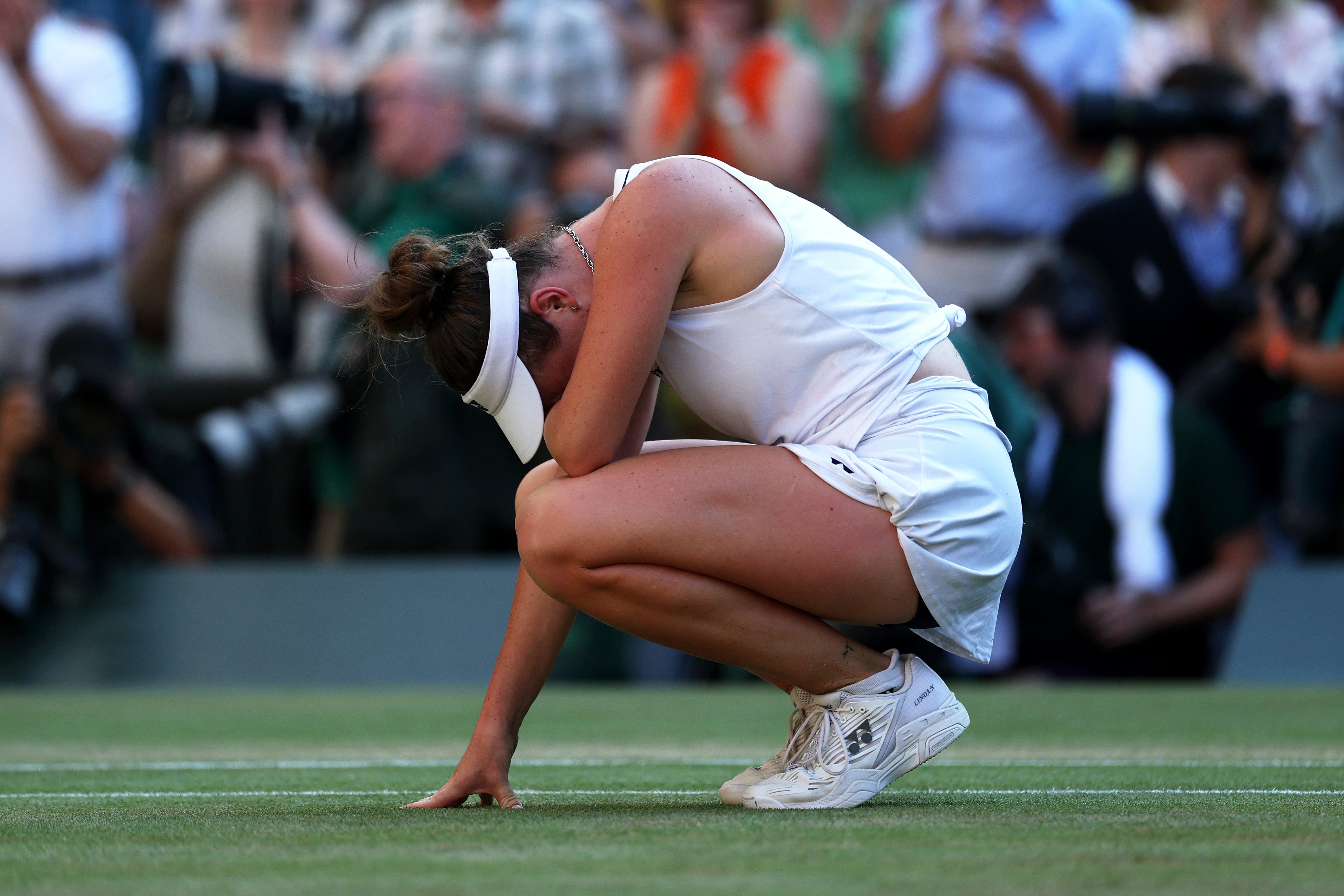 Linda Noskova overcame a major wobble to beat Karolina Muchova in the Wimbledon final (Getty)