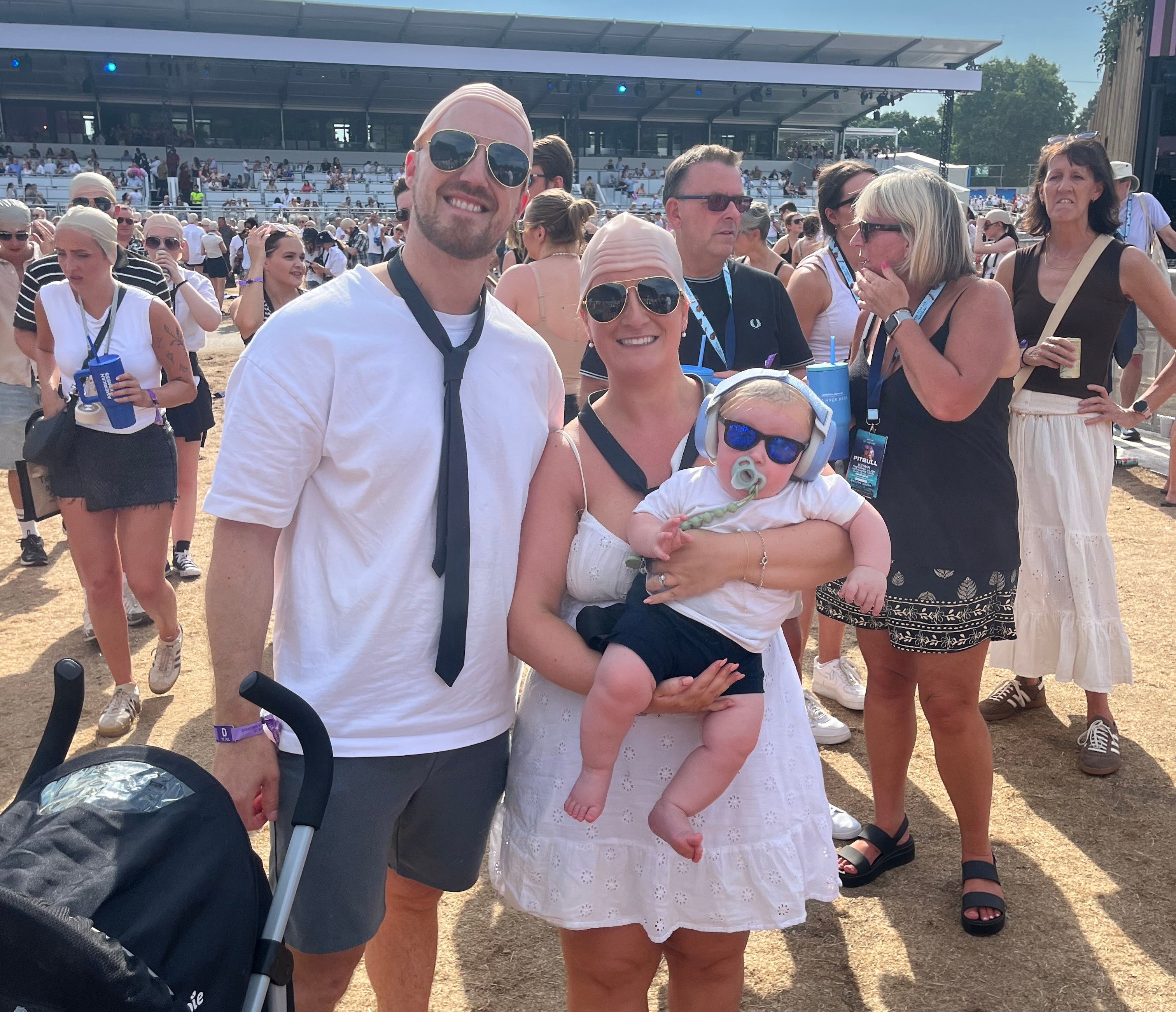 Hey Baby: Stania, Austen and little Thomas in bald caps at Pitbull