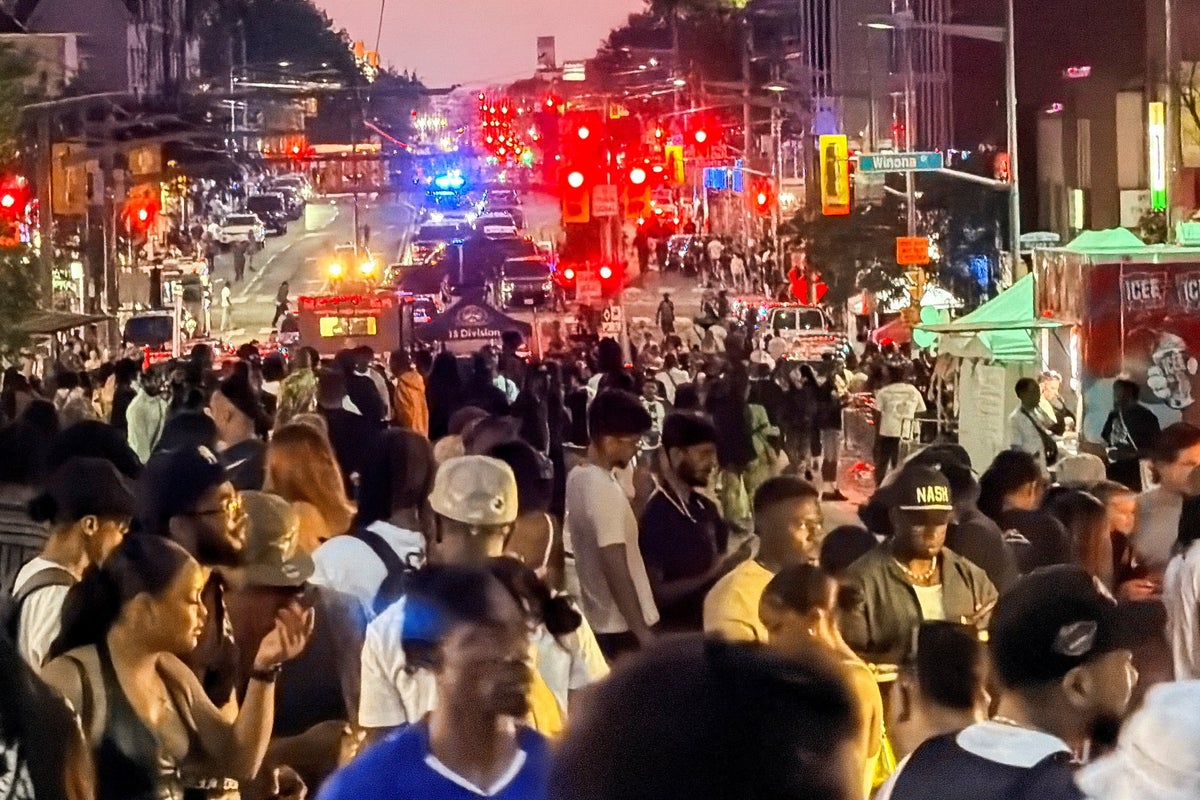 Polis, Toronto sokak festivalindeki toplu silahlı saldırıda iki kişinin öldüğünü ve en az 4 kişinin yaralandığını söyledi