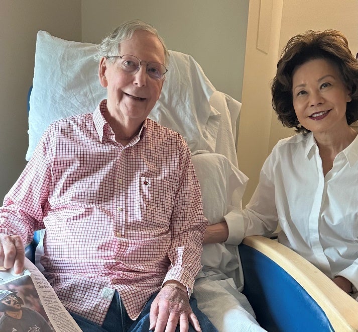 McConnell ujawnia: hospitalizacja po upadku i łagodne zapalenie płuc