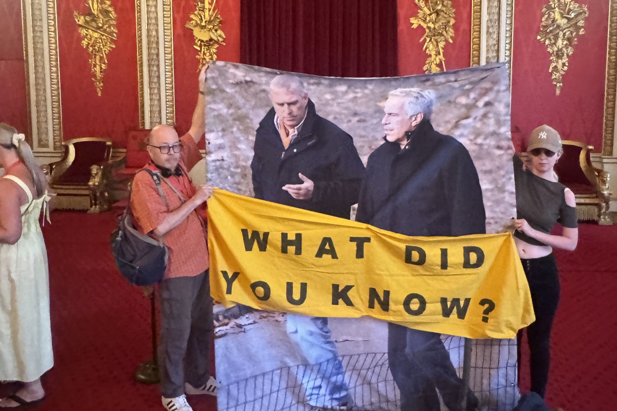 Andrew-Epstein protest: Activists stage Buckingham Palace stunt over former prince’s ties to paedophile – UK Times Andrew-Epstein protest: Activists stage Buckingham Palace stunt over former prince’s ties to paedophile – UK Times