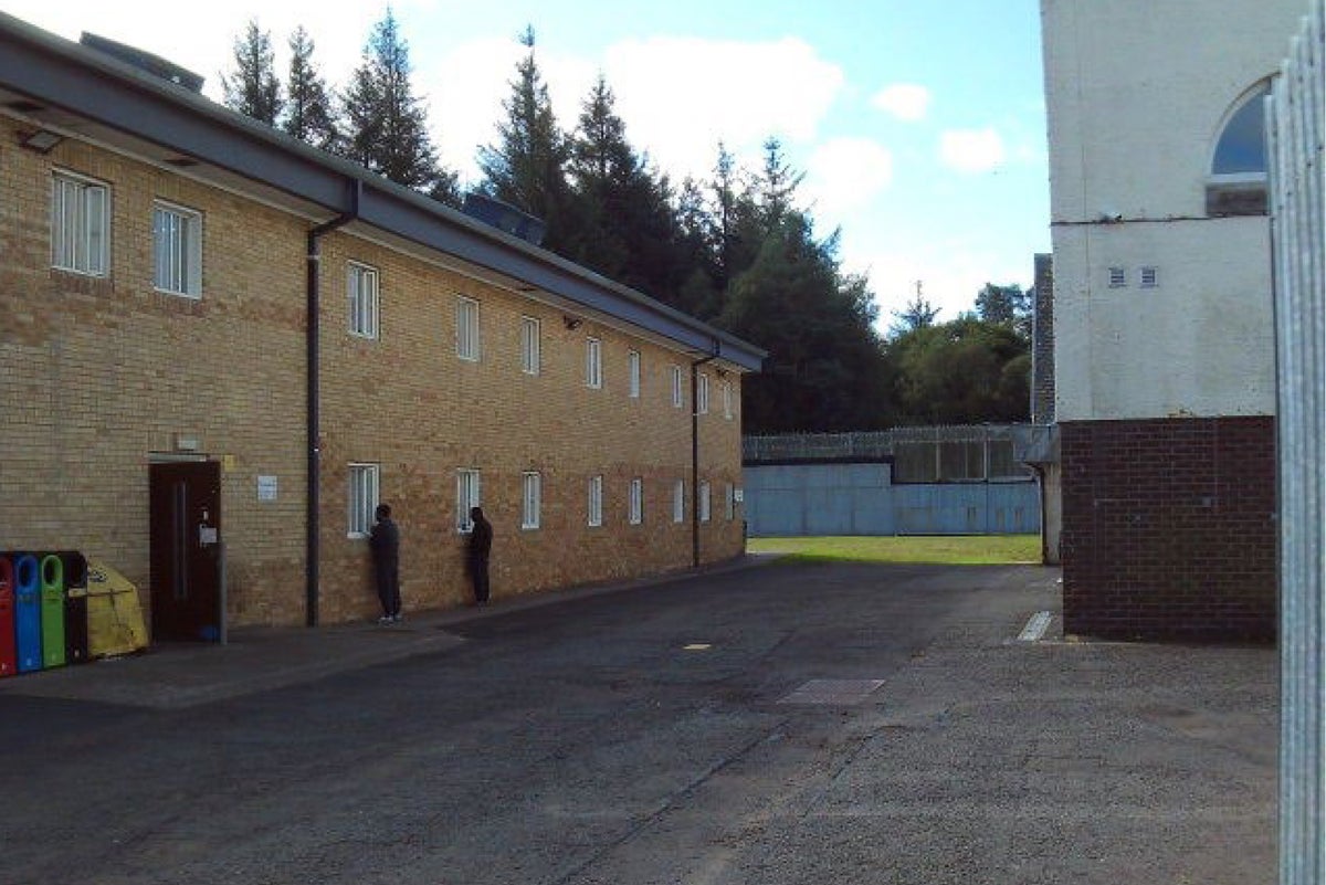 Report says male detainees at immigration centre look into women’s bedrooms