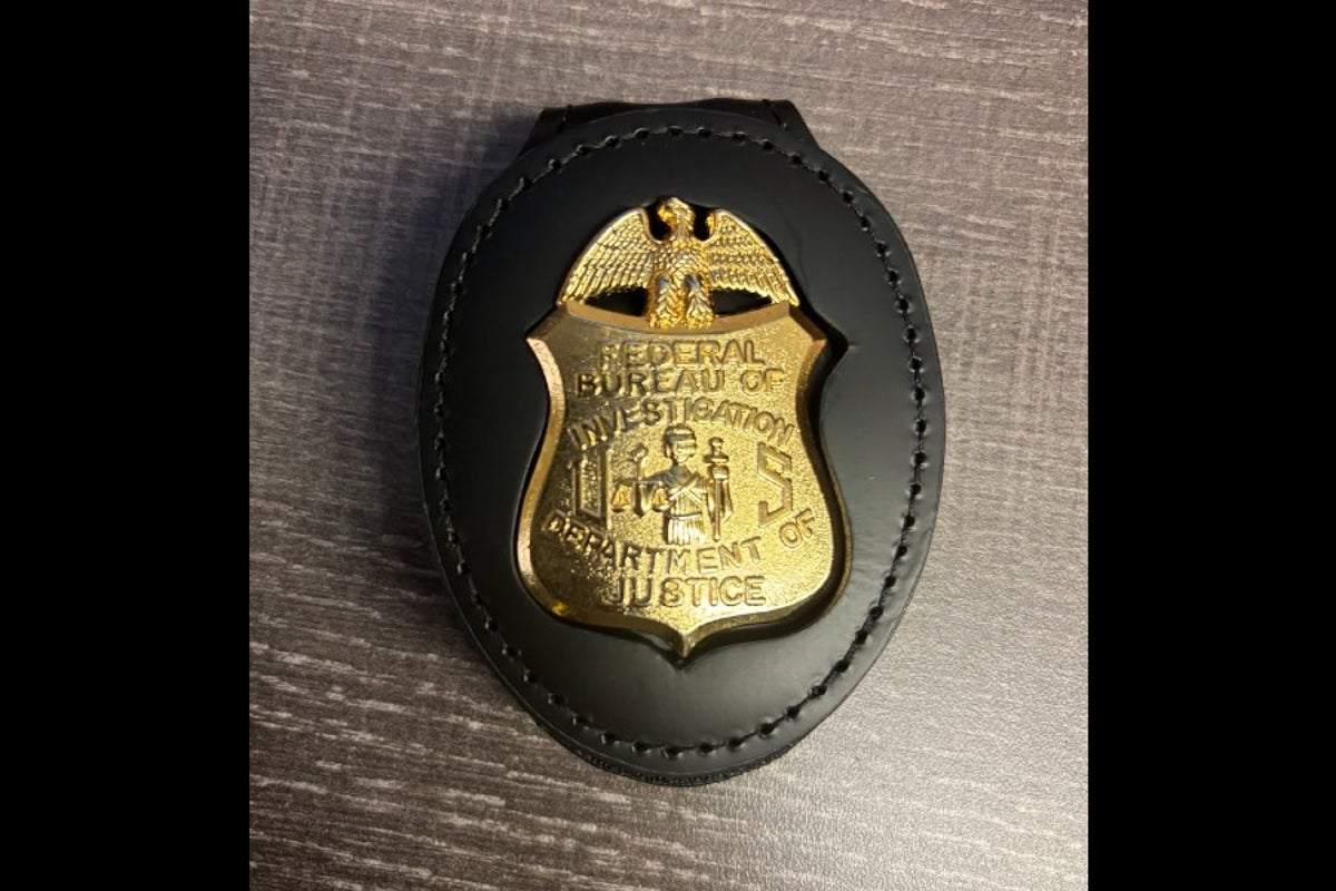 O falso agente do FBI, passeador de cães, deu um tiro em si mesmo durante uma invasão de casa forjada e seu nome era óbvio: Policial