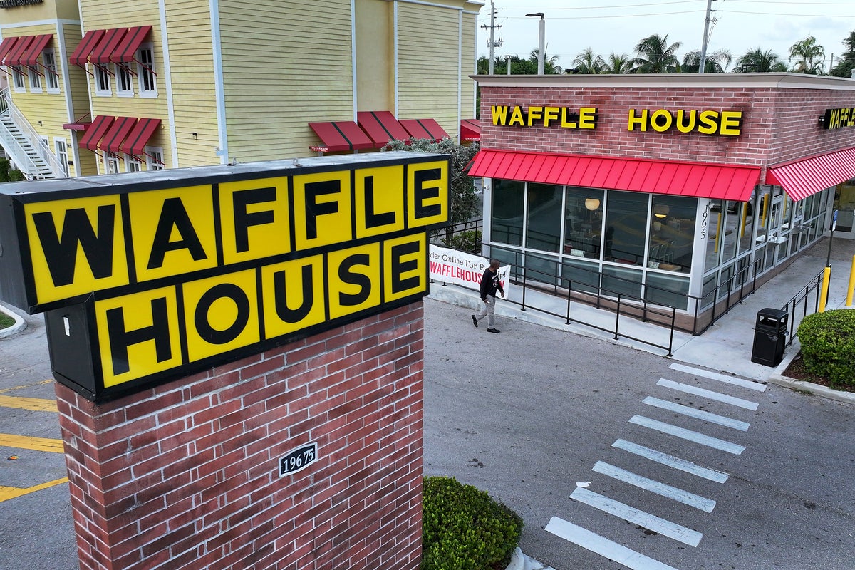 Processo diz que cliente ficou gravemente ferido pelo assento do vaso sanitário da Waffle House