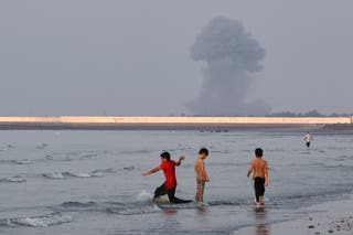 De la fumée s'échappe lundi de l'explosion d'un pipeline près de Bandar Abbas.