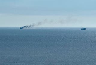 Un navire civil est en feu près du port ukrainien d'Odessa sur la mer Noire après que l'armée russe a heurté un navire civil lors de son incursion en Ukraine, a déclaré un porte-parole de la marine ukrainienne.