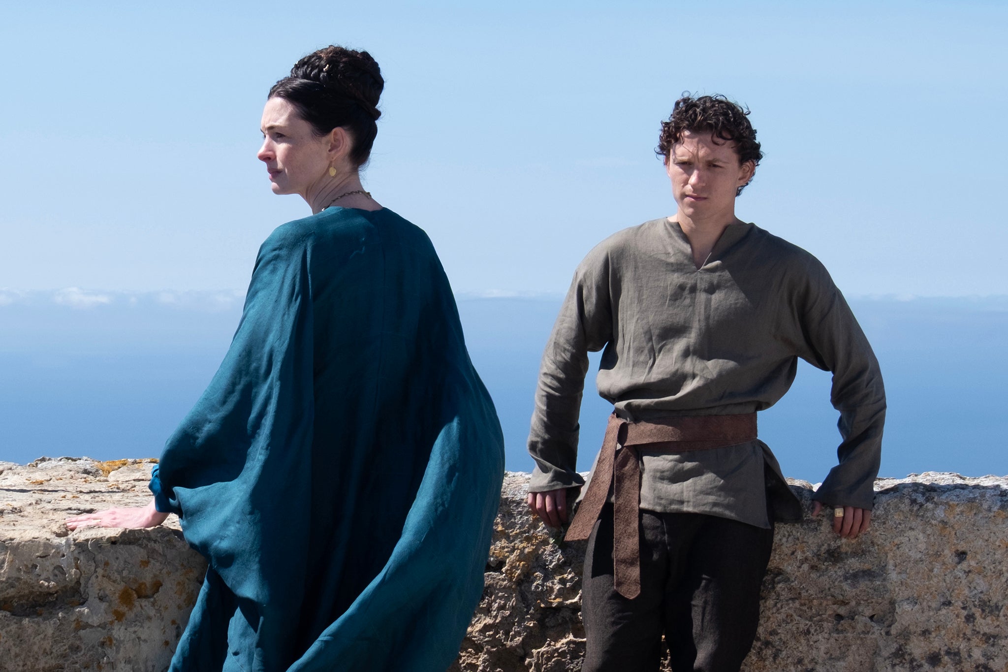 Anne Hathaway und Tom Holland in Christopher Nolans „Odyssee“
