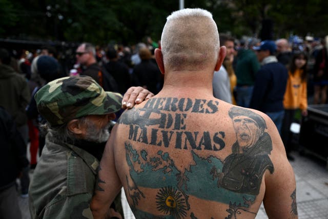 <p>Los veteranos de la Guerra de las Malvinas Carlos Milo (izquierda) y Daniel Raffonaud (derecha) asisten a una ceremonia para conmemorar el 42.º aniversario de la guerra</p>