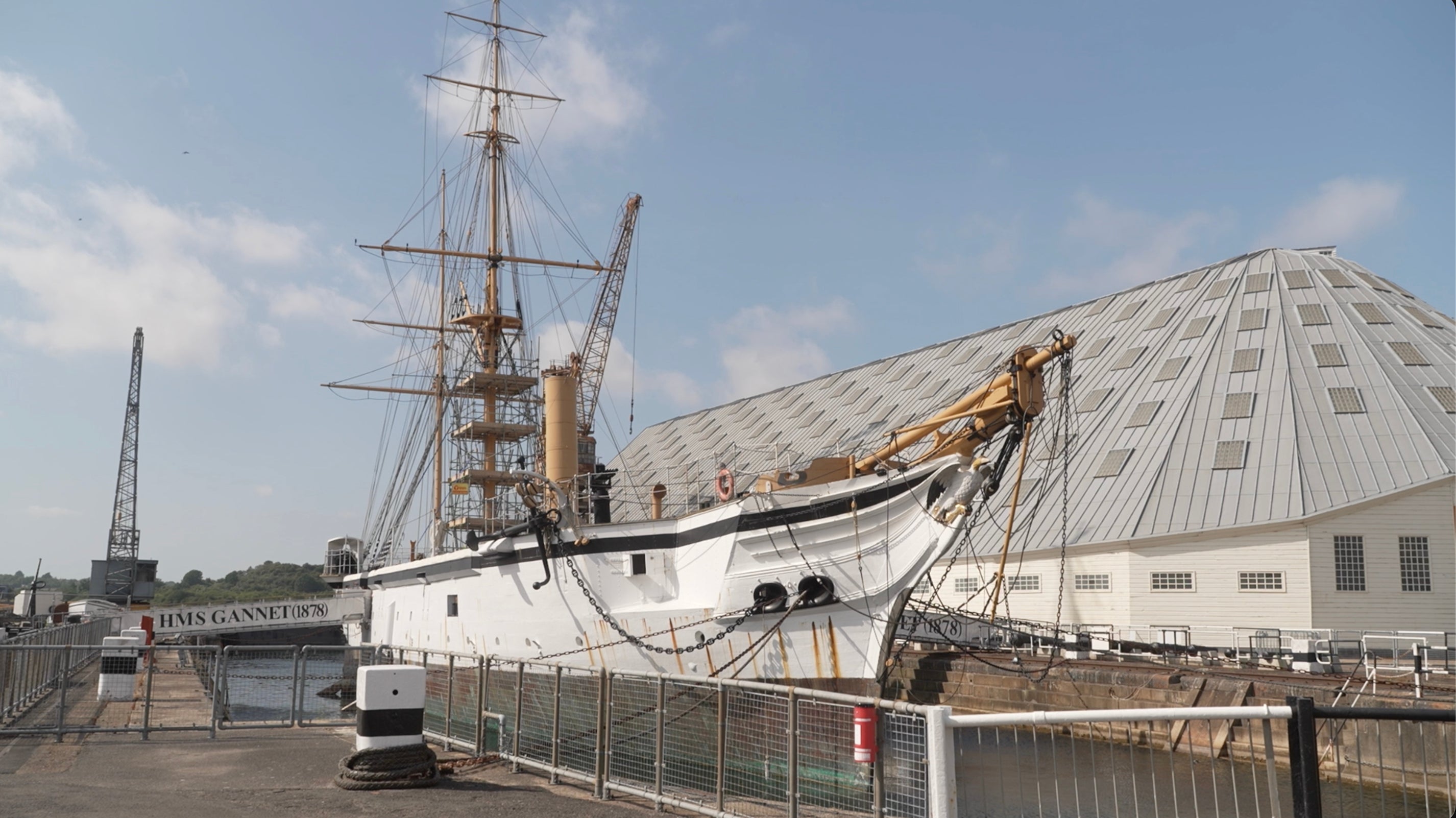 According to the government, experts believe that lowering the height of the three masts below sea level will relieve the pressure on the structure of the wreck, thus reducing the danger of heavy objects hitting the munitions below