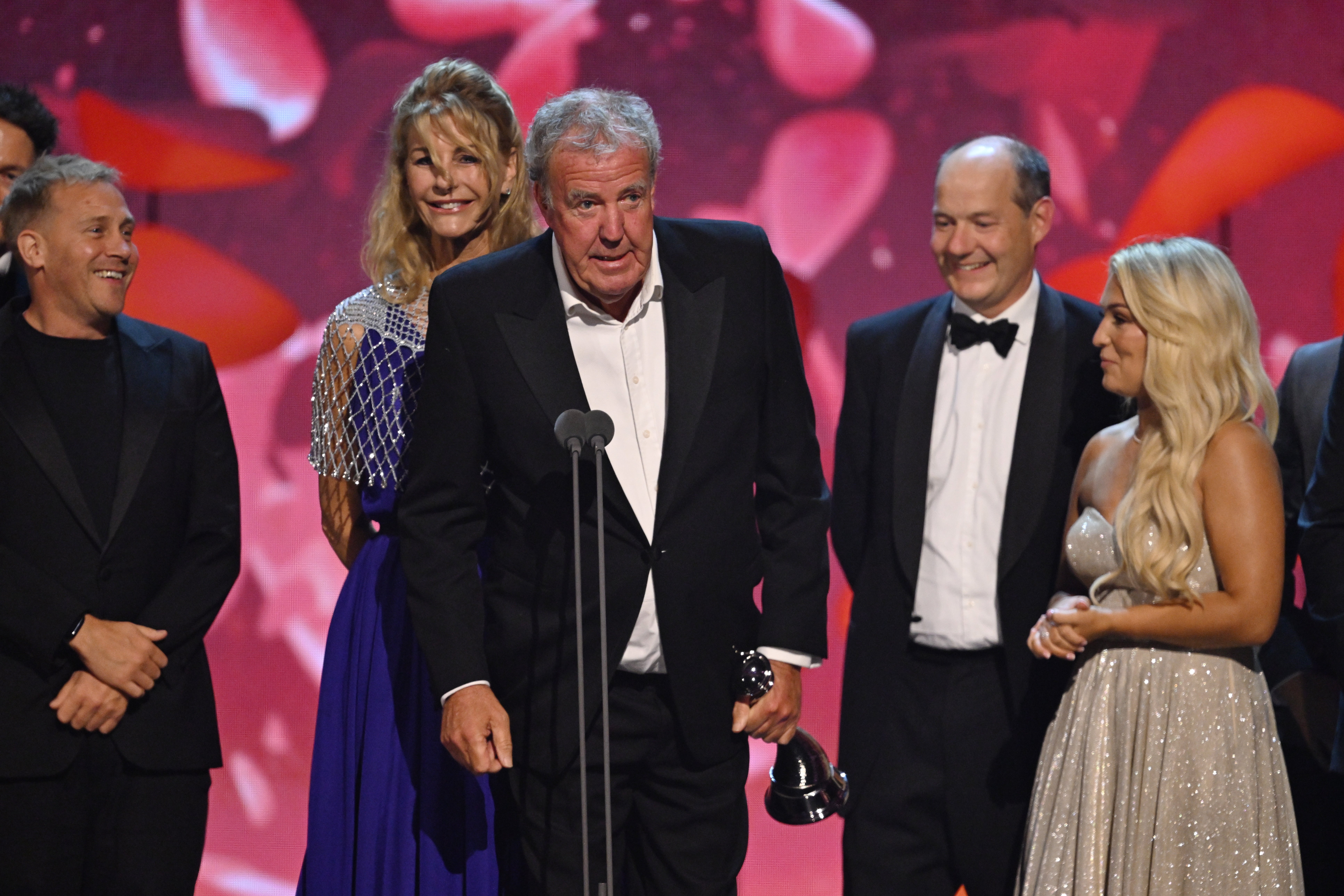 Kit Lynch Robinson, Lisa Hogan, Jeremy Clarkson, Charlie Ireland y Harriet Cowan aceptan el premio 'Factual Entertainment' por 'Clarkson's Farm' durante los NTAs 2025