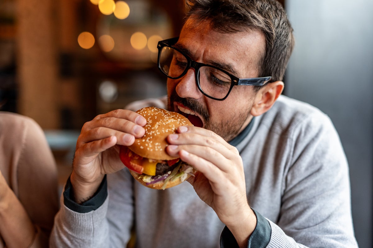 Supermercados podem ser multados por vender junk food sob novas propostas para combater a obesidade