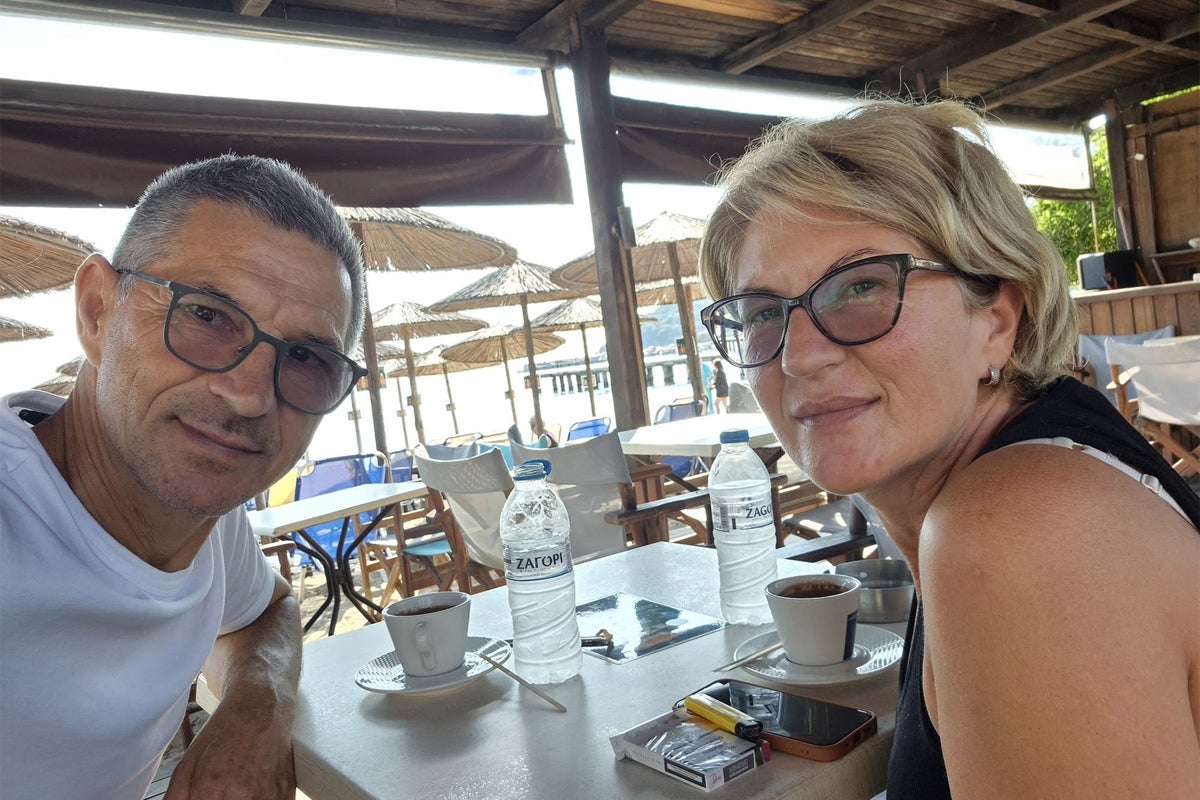 ‘If we die, we die together’: Woman describes terror of husband sucked through Ryanair window at 20,000ft – UK Times ‘If we die, we die together’: Woman describes terror of husband sucked through Ryanair window at 20,000ft – UK Times