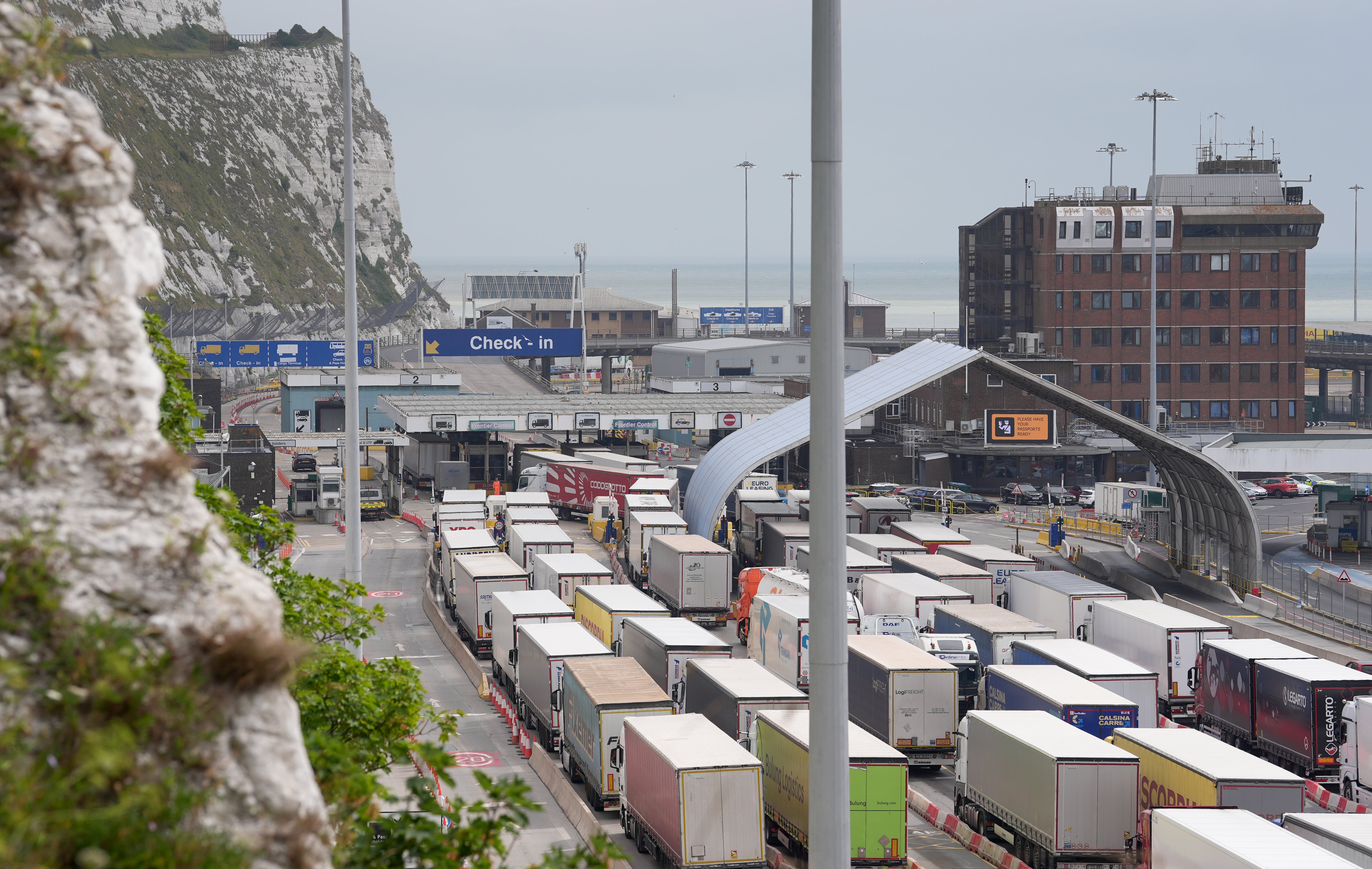 For most UK travelers, the new Entry Exit System (EES) process takes place at foreign airports, but also at the Port of Dover, Eurotunnel's Folkestone terminal and London St Pancras railway station; These all have border controls side by side.