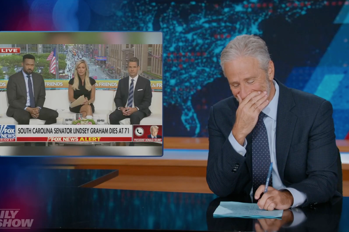 Jon Stewart can’t hold in the laughter after Fox can’t keep Trump on topic during phone interview – UK Times Jon Stewart can’t hold in the laughter after Fox can’t keep Trump on topic during phone interview – UK Times