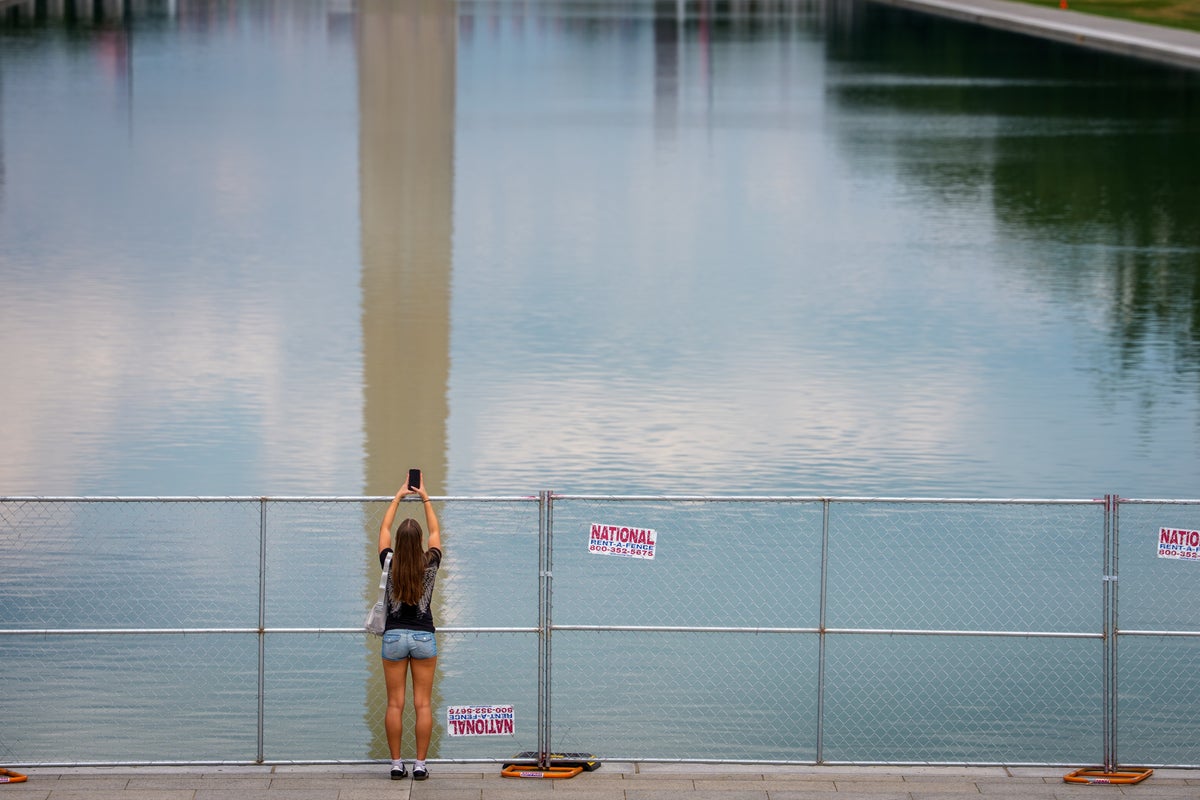 Trump’s Reflecting Pool fence could be up until January 2027, docs show Trump’s Reflecting Pool fence could be up until January 2027, docs show