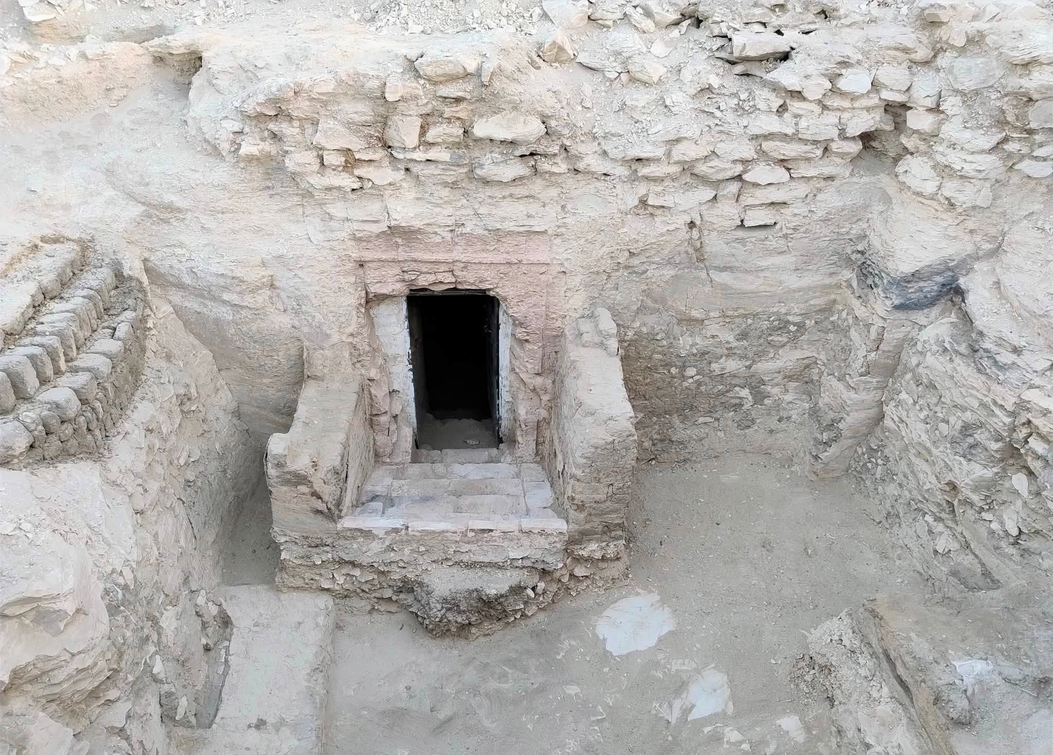 Es wurde eine von Rampen umgebene Treppe gefunden, die zum Friedhof führt