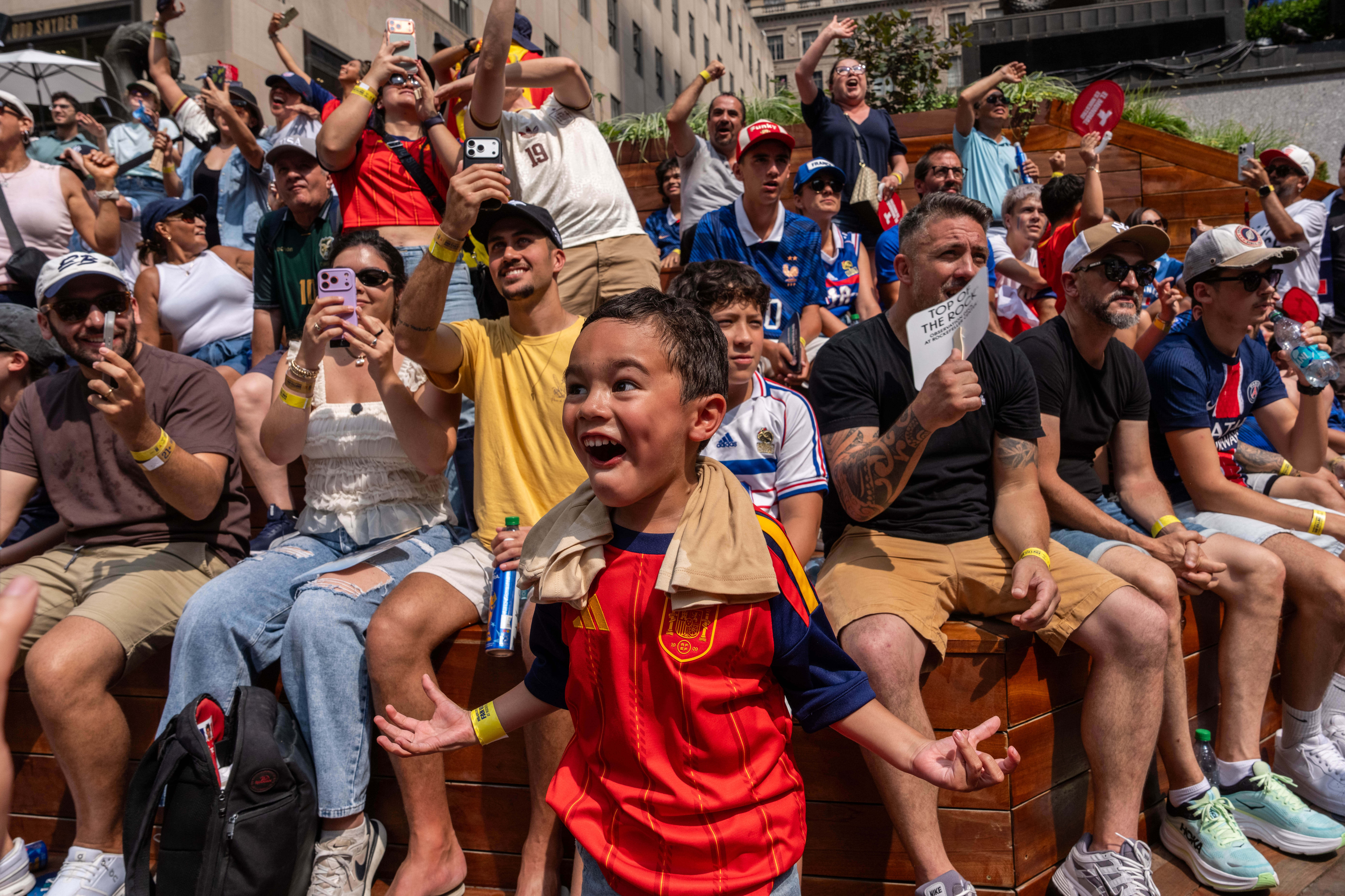 <p>Aficionados españoles reaccionan a gol de España ante Francia en la semifinal de este martes</p>
