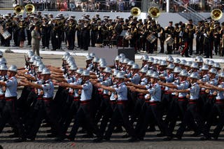 Des membres des pompiers de Paris défilent lors du défilé militaire annuel du 14 juillet sur la place de la Concorde à Paris.