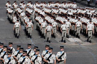 Des soldats du 503e Régiment de transport, spécialisé dans la logistique des forces, défilent lors du défilé militaire annuel du 14 juillet sur les Champs-Élysées à Paris.