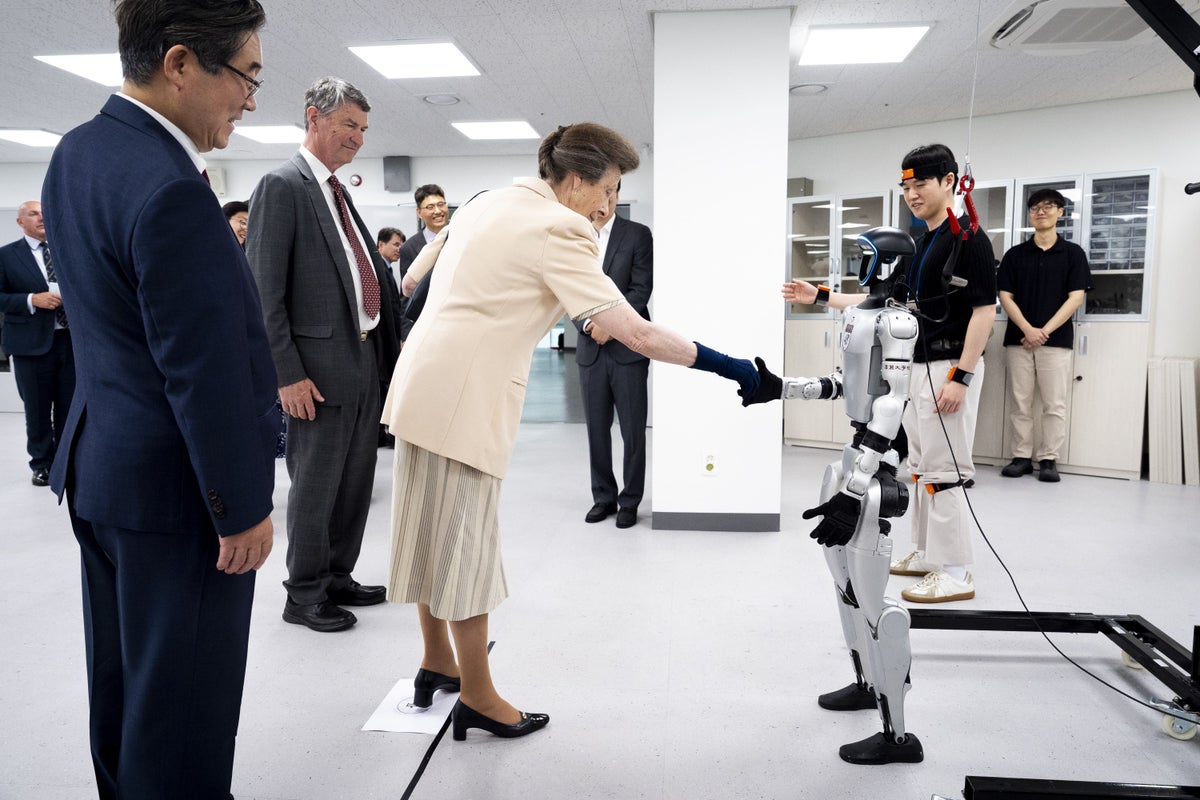 Anne’s royal encounter with humanoid robot on trip to South Korea