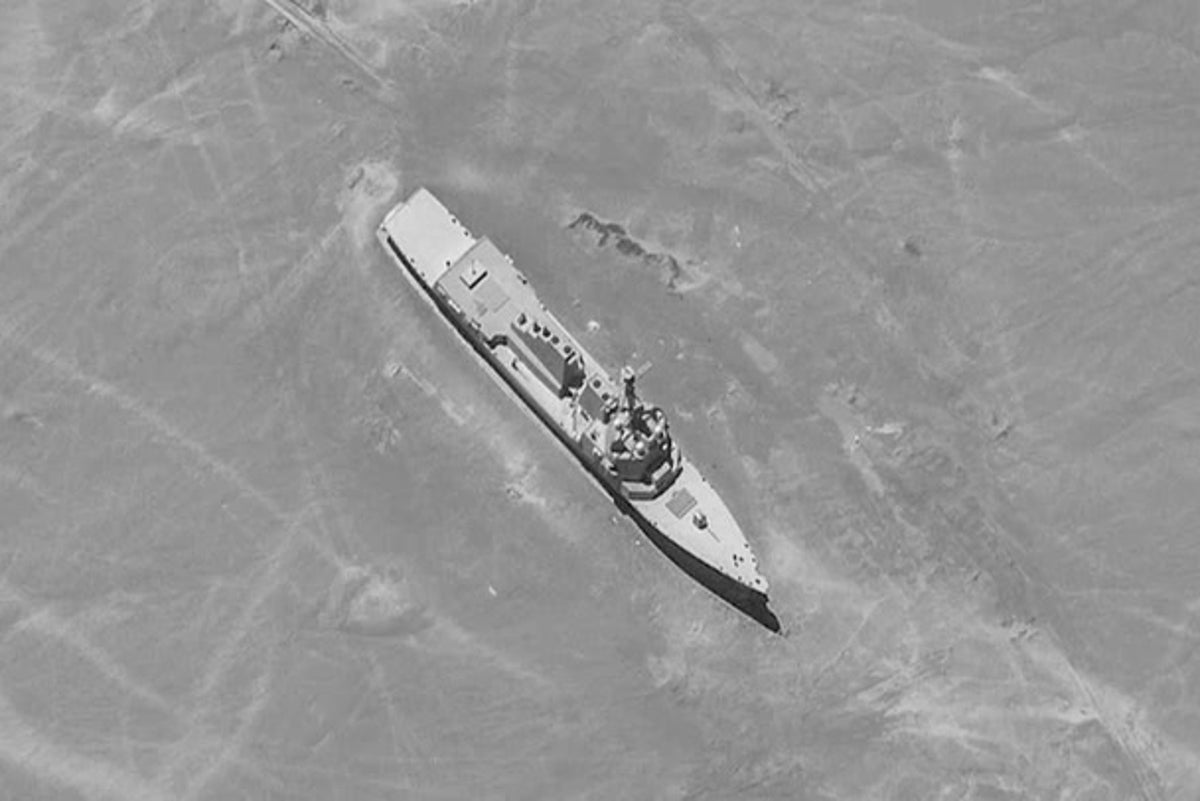 China builds full-scale 3D replica of US warship in desert