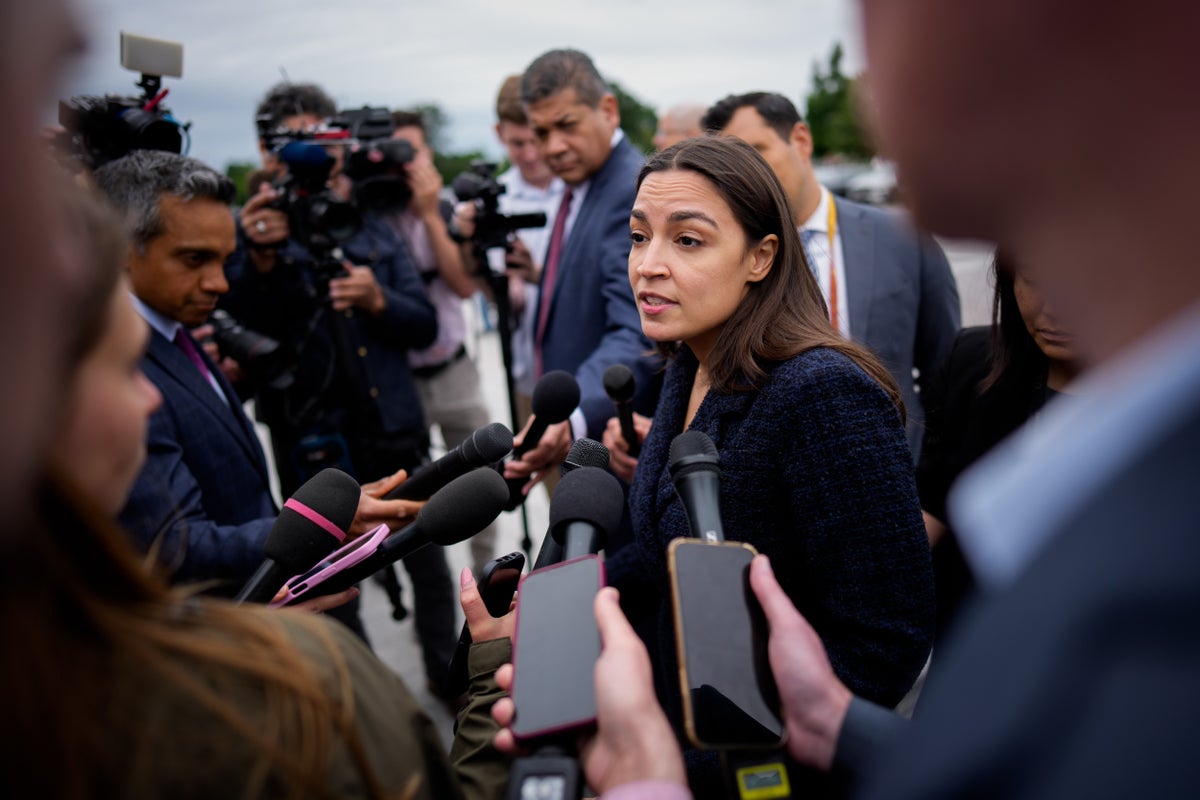 AOC pede às redes de TV que não transmitam o discurso de Trump no horário nobre sobre segurança eleitoral na quinta-feira AOC pede às redes de TV que não transmitam o discurso de Trump no horário nobre sobre segurança eleitoral na quinta-feira