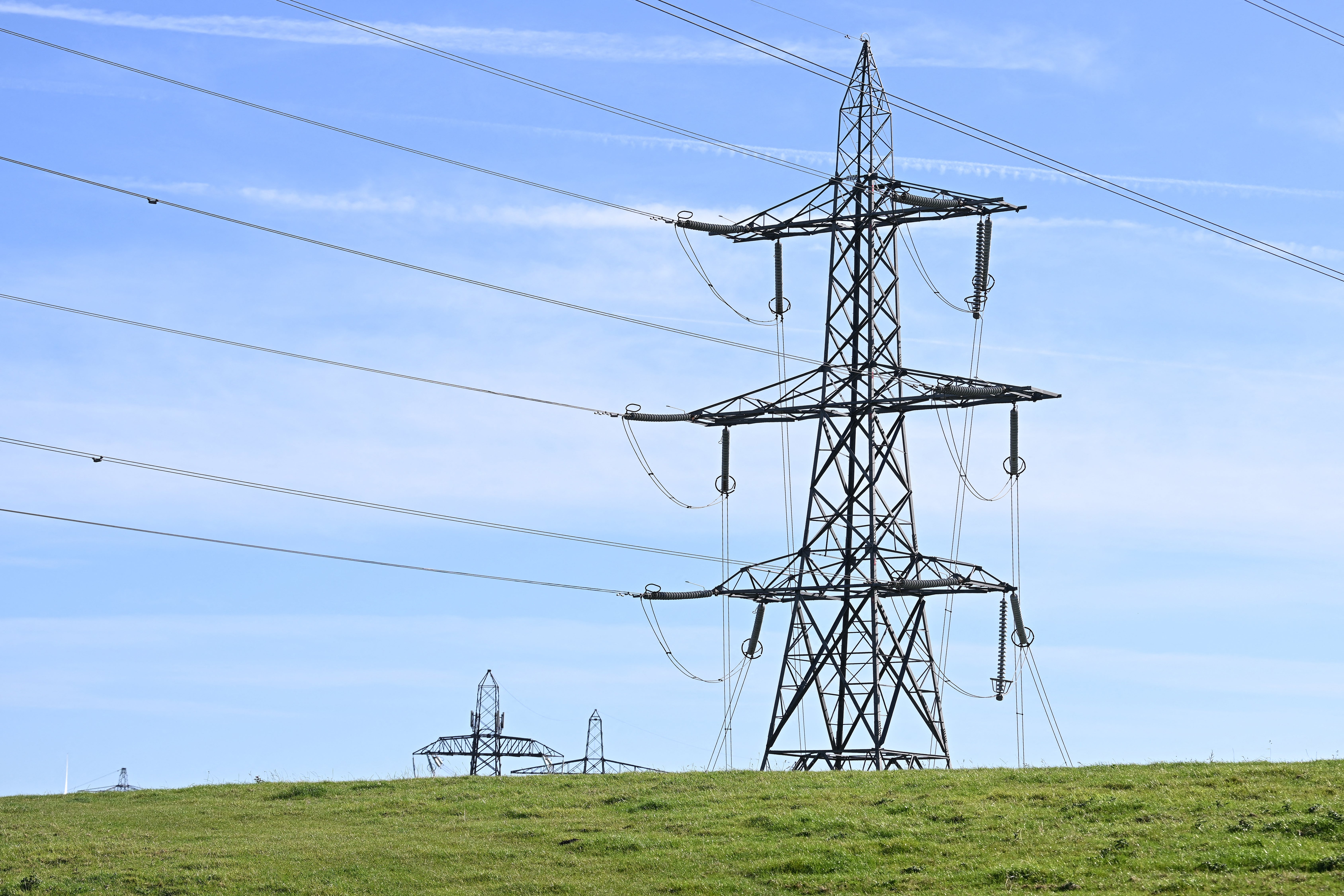 Extreme heat puts pressure on the electricity system by making processes less efficient, including generation from nuclear power plants, gas stations and water cooling systems