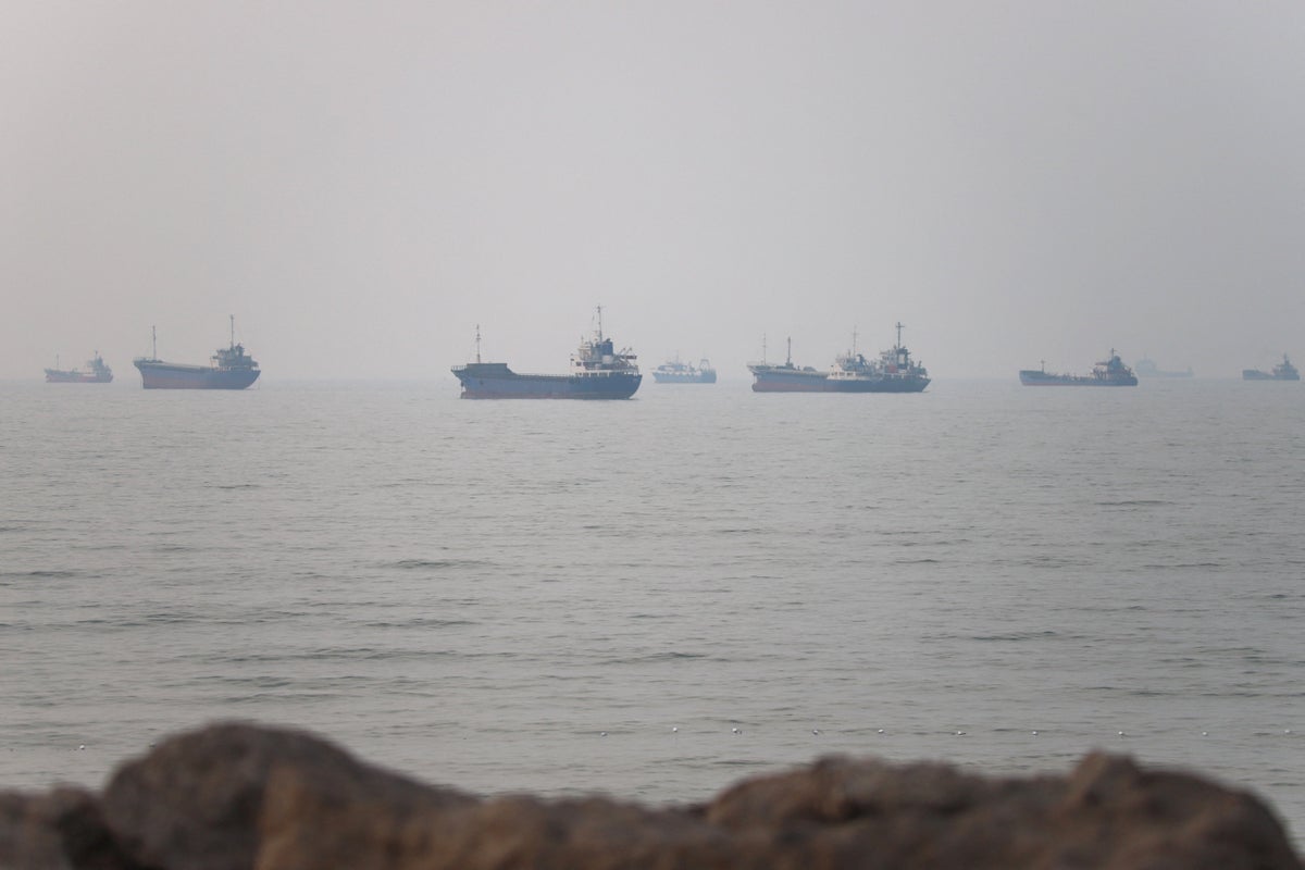Bulletin world briefing: US launches new wave of strikes on Iran as Trump weighs ‘major offensive’