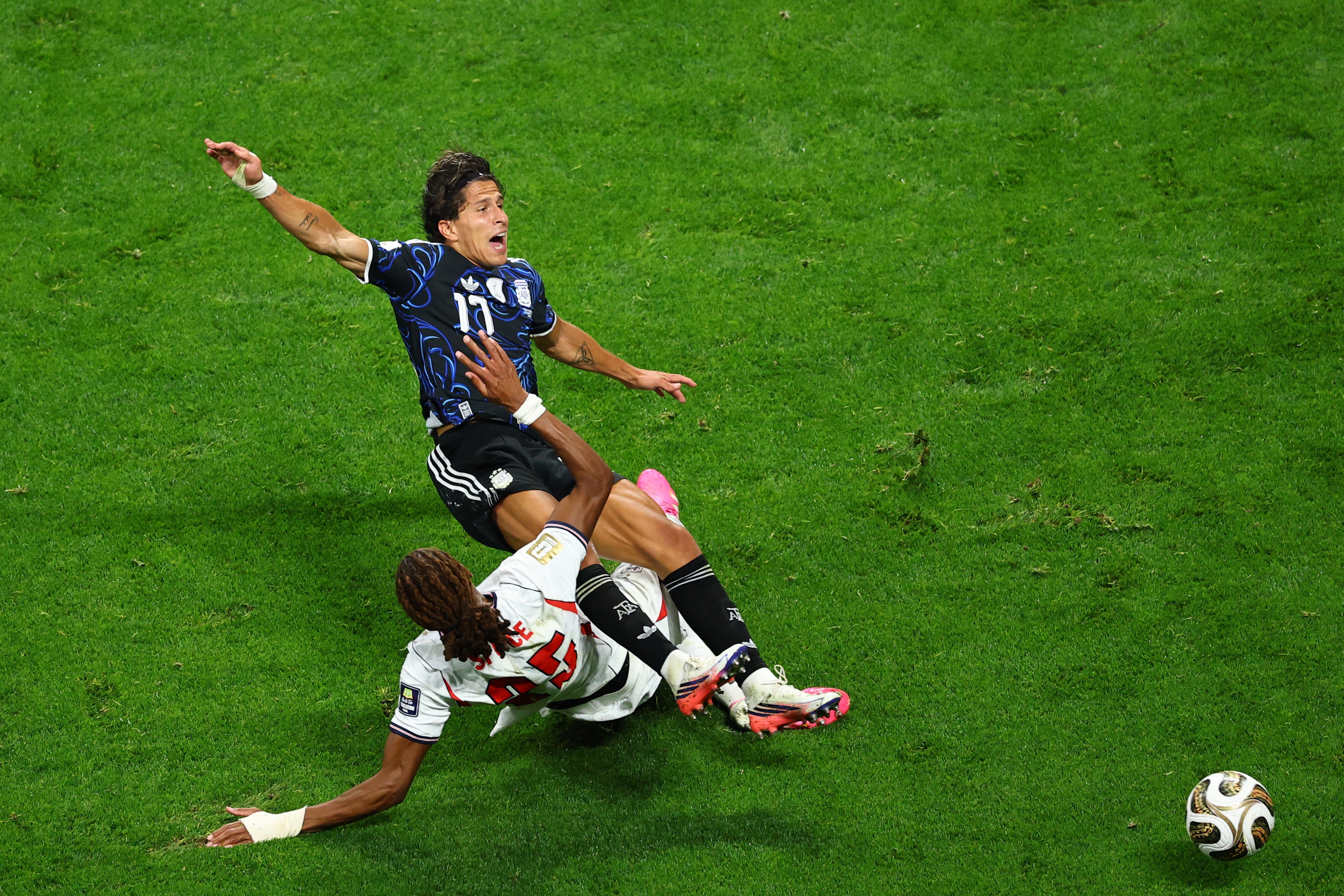 Spence produced a stunning challenge on Simeone