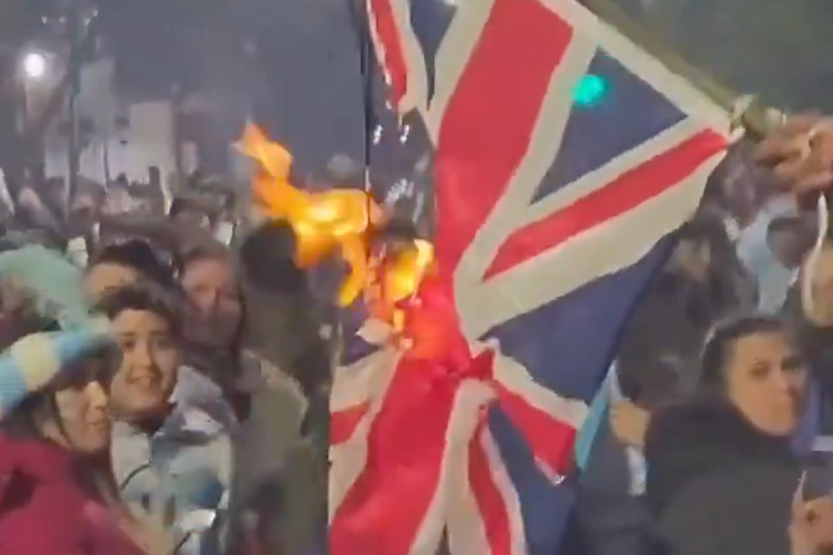 Argentina fans burn Union flag as police brace for trouble ahead of England’s ‘high risk’ World Cup clash – UK Times Argentina fans burn Union flag as police brace for trouble ahead of England’s ‘high risk’ World Cup clash – UK Times