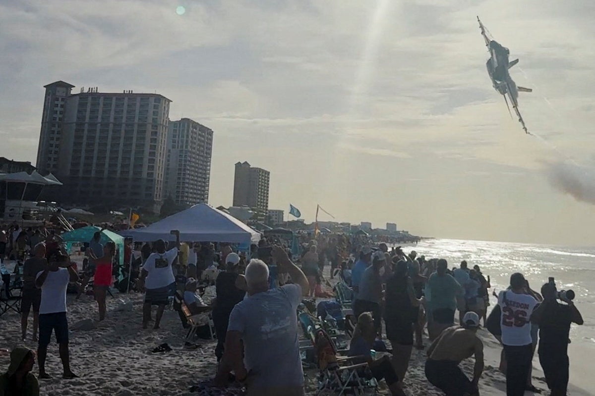 Donanmanın elit Mavi Melekleri 'alçak irtifa' uçuşunda onları vızıldarken Florida sahiline gidenler çığlık atıyor