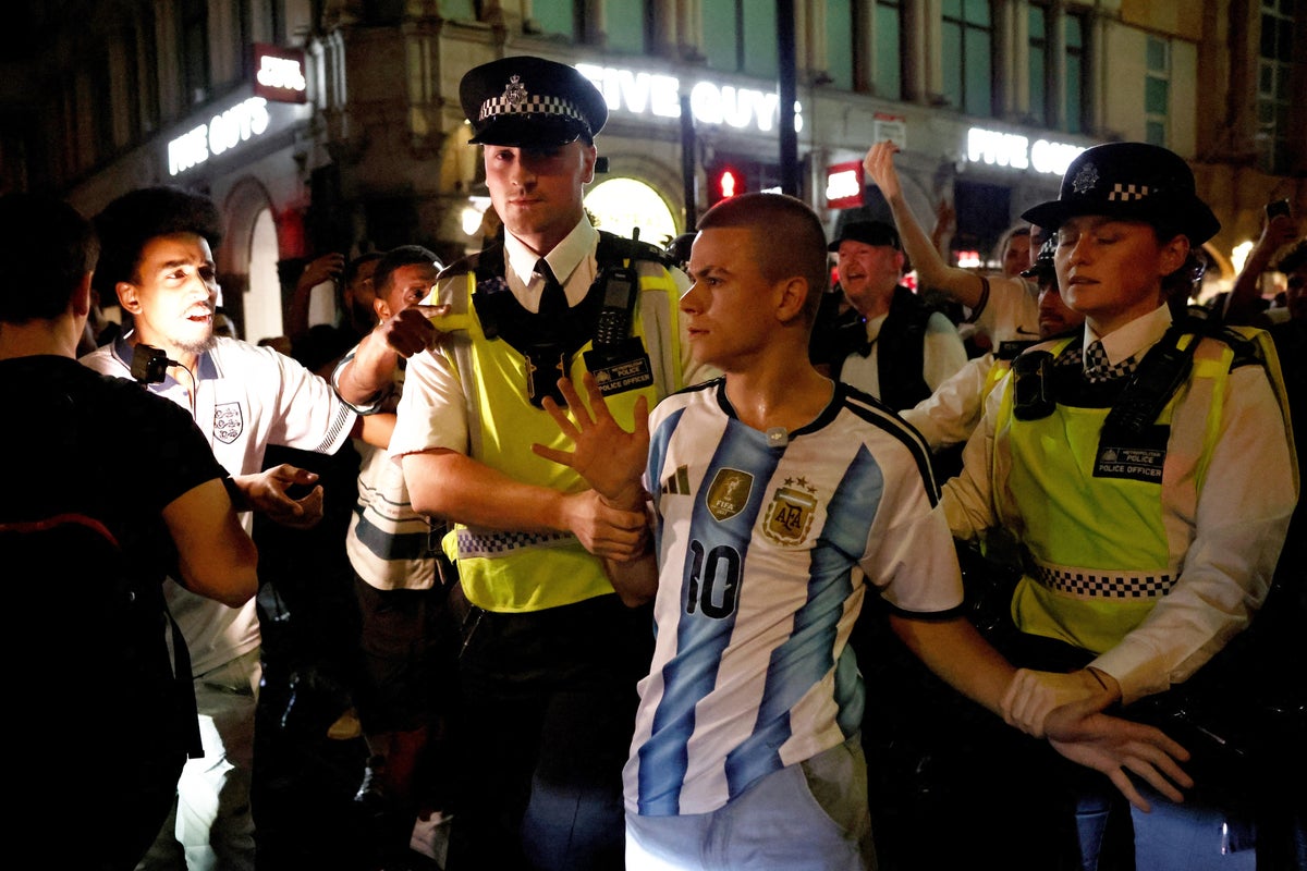 Um torcedor argentino que foi resgatado por torcedores ingleses no centro de Londres foi resgatado pela polícia