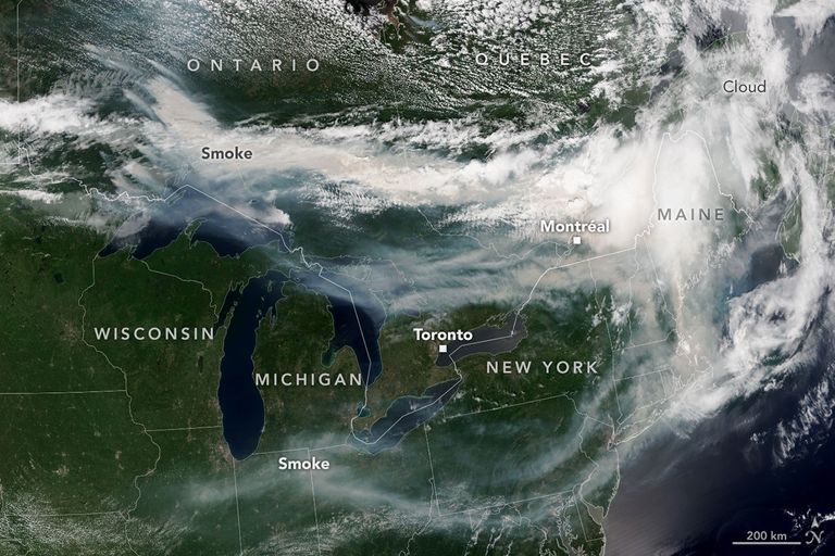 A imagem de satélite desta terça-feira da NASA mostra a fumaça dos incêndios florestais canadenses se espalhando para o leste, em direção ao Canadá e aos Estados Unidos. A fumaça dos incêndios florestais pode viajar milhares de quilômetros