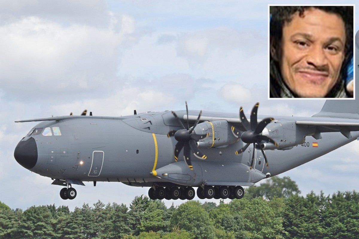 Soldier left so deaf from plane noise that he can’t hear doorbell sues MoD for £700k – UK Times Soldier left so deaf from plane noise that he can’t hear doorbell sues MoD for £700k – UK Times