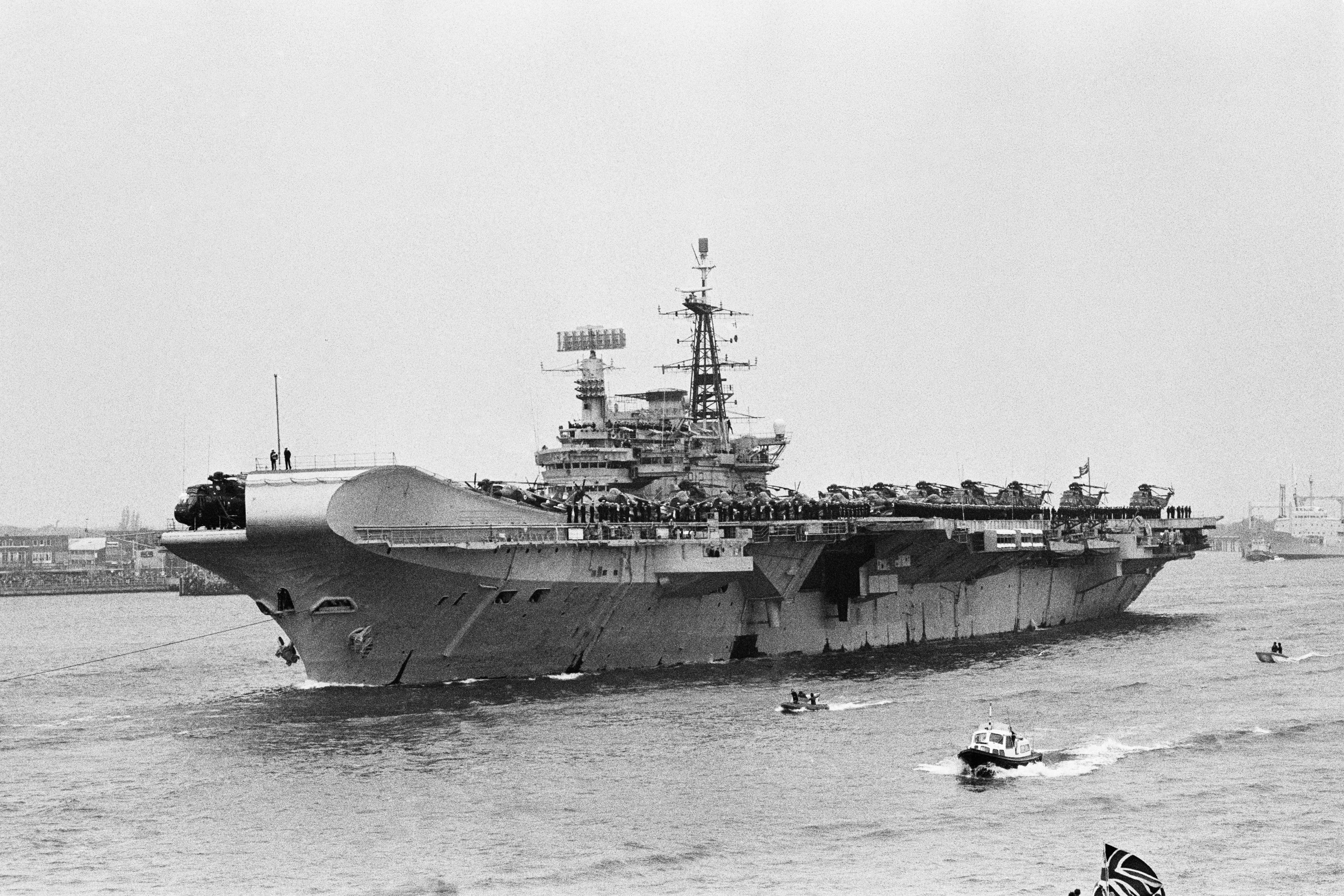 Royal Navy flagship, light aircraft carrier HMS Hermes, leaving for the Falklands Islands during the Falklands War, Portsmouth Harbour, Hampshire, April 5th 1982. (Photo by Gary Stone/Central Press/Hulton Archive/Getty Images)