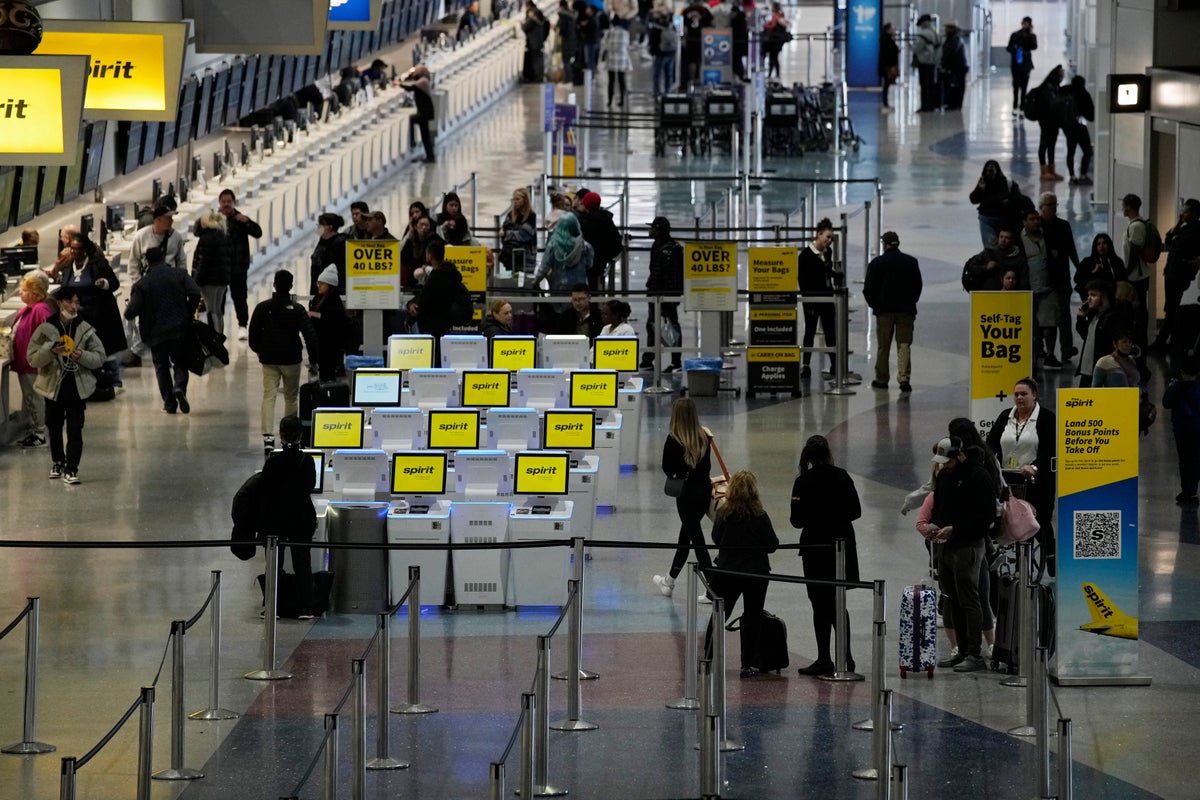 Outrage after ICE agents tackle an elderly man at Las Vegas airport – UK Times Outrage after ICE agents tackle an elderly man at Las Vegas airport – UK Times