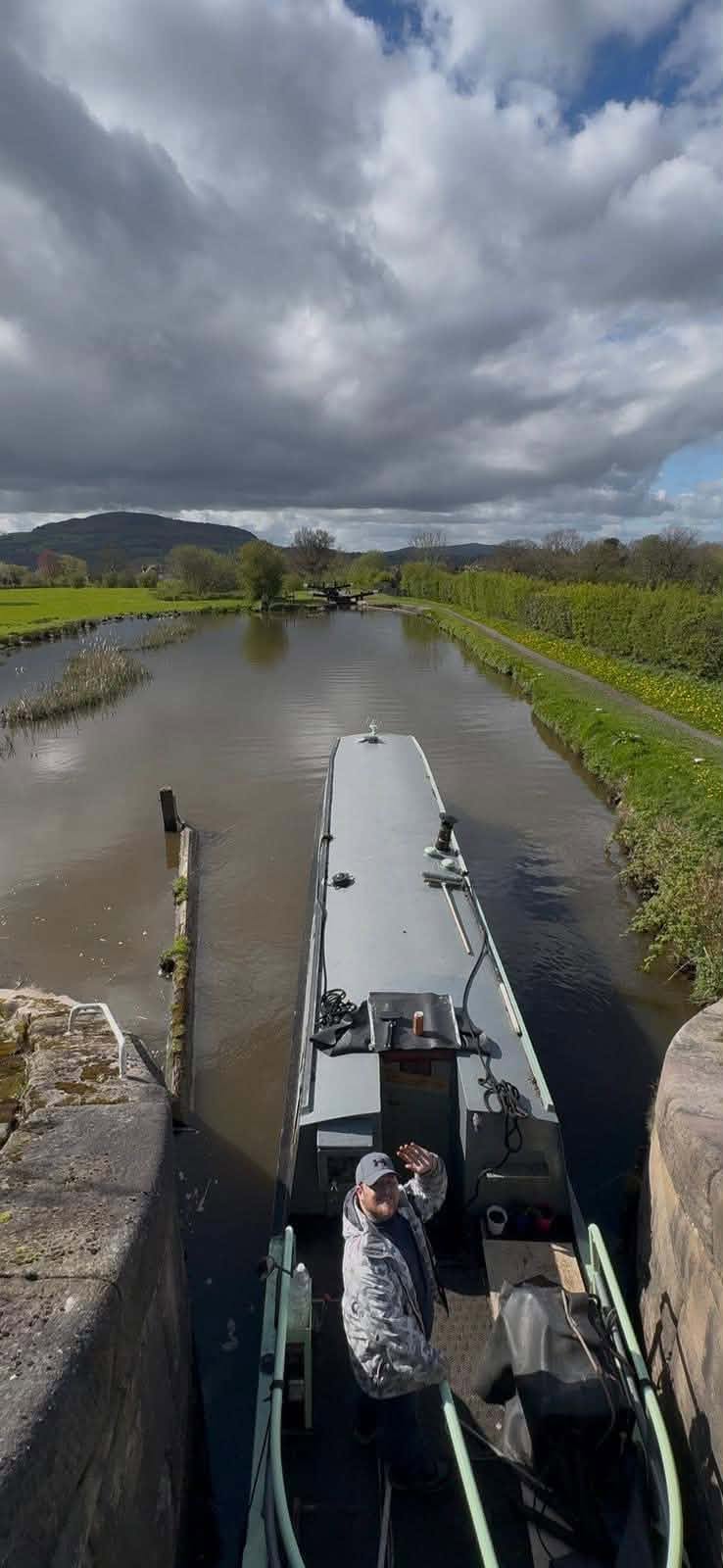 Daniel and Charlotte move to a new location every 14 days because of their current boating licence