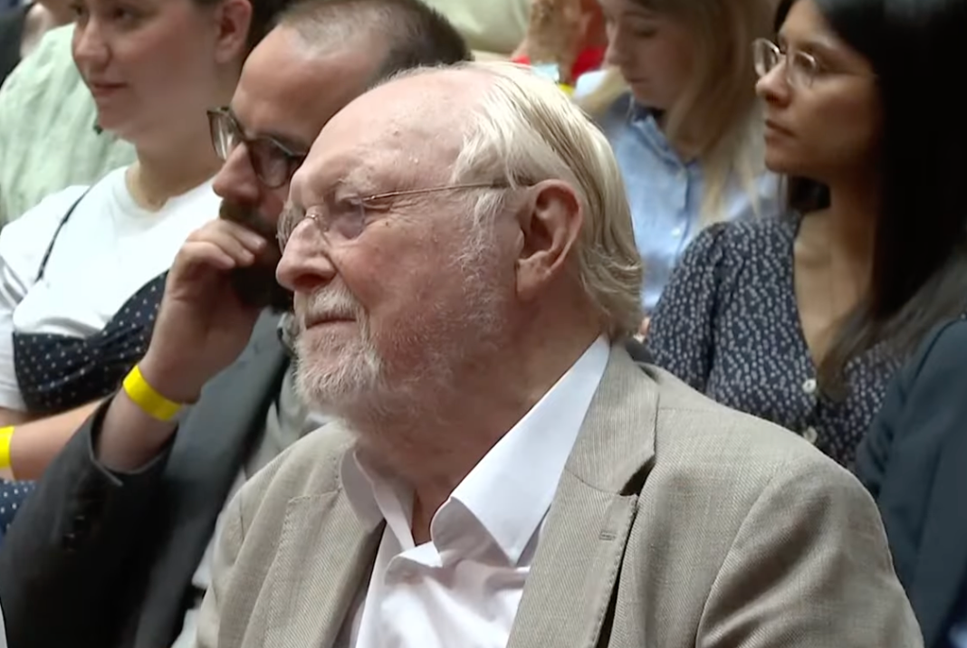 Ex-Labour leader Neil Kinnock has urged the new prime minister not to be “constrained” by the party’s Brexit red lines.