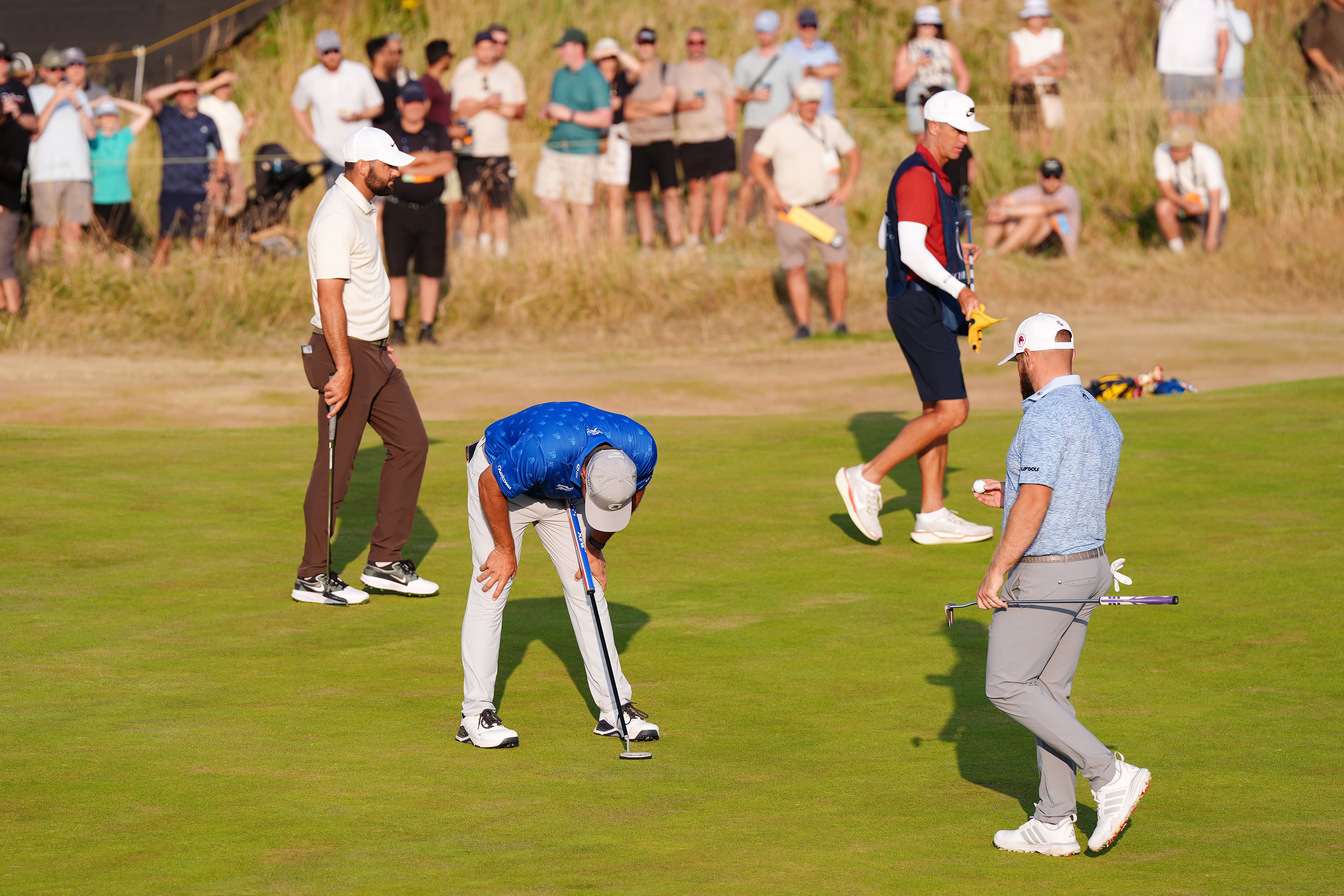 Bryson DeChambeau reage após marcar 15 no segundo dia (Jacob King/PA)