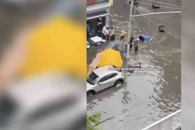 «Люди буквально плавають»: Нью-Йорк паралізований раптовими повенями через зливи у метро