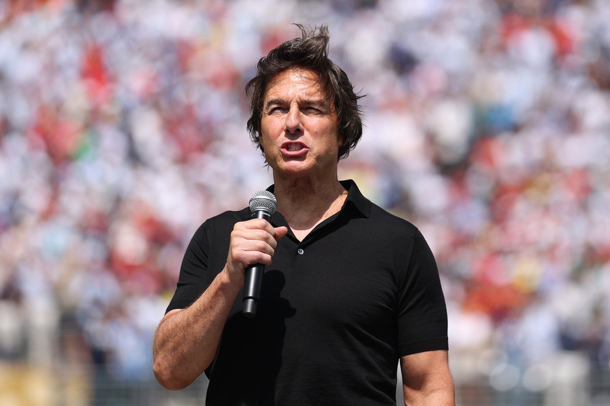 Tom Cruise closes World Cup ceremony with a passionate speech on the pitch Tom Cruise closes World Cup ceremony with a passionate speech on the pitch
