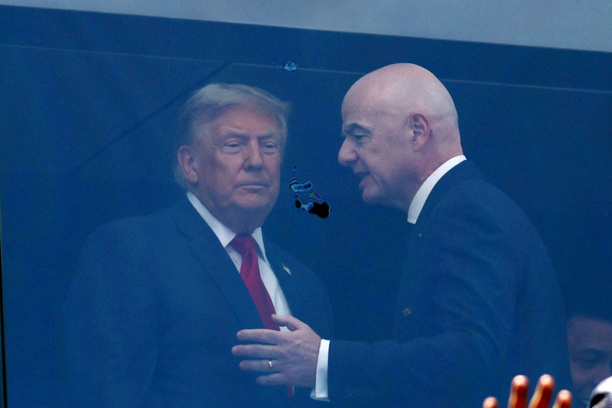 Trump, Dünya Kupası finalinde Melania ile birlikte koruyucu camın arkasında Infantino ile otururken iyi şanslar dilemek için FIFA ödülünü okşadı